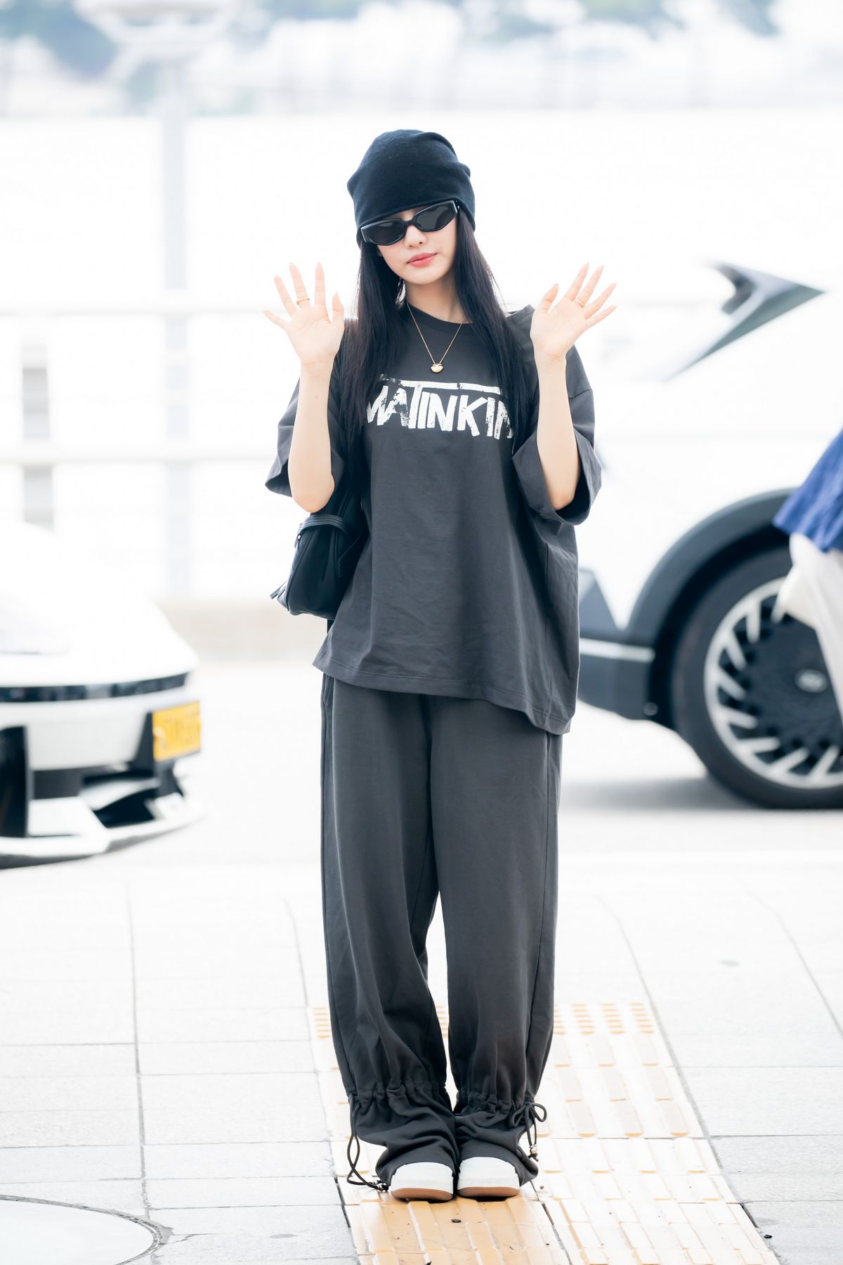 블랙 아이템으로 캐주얼한 스트리트 무드의 공항 패션을 완성한 닝닝. 