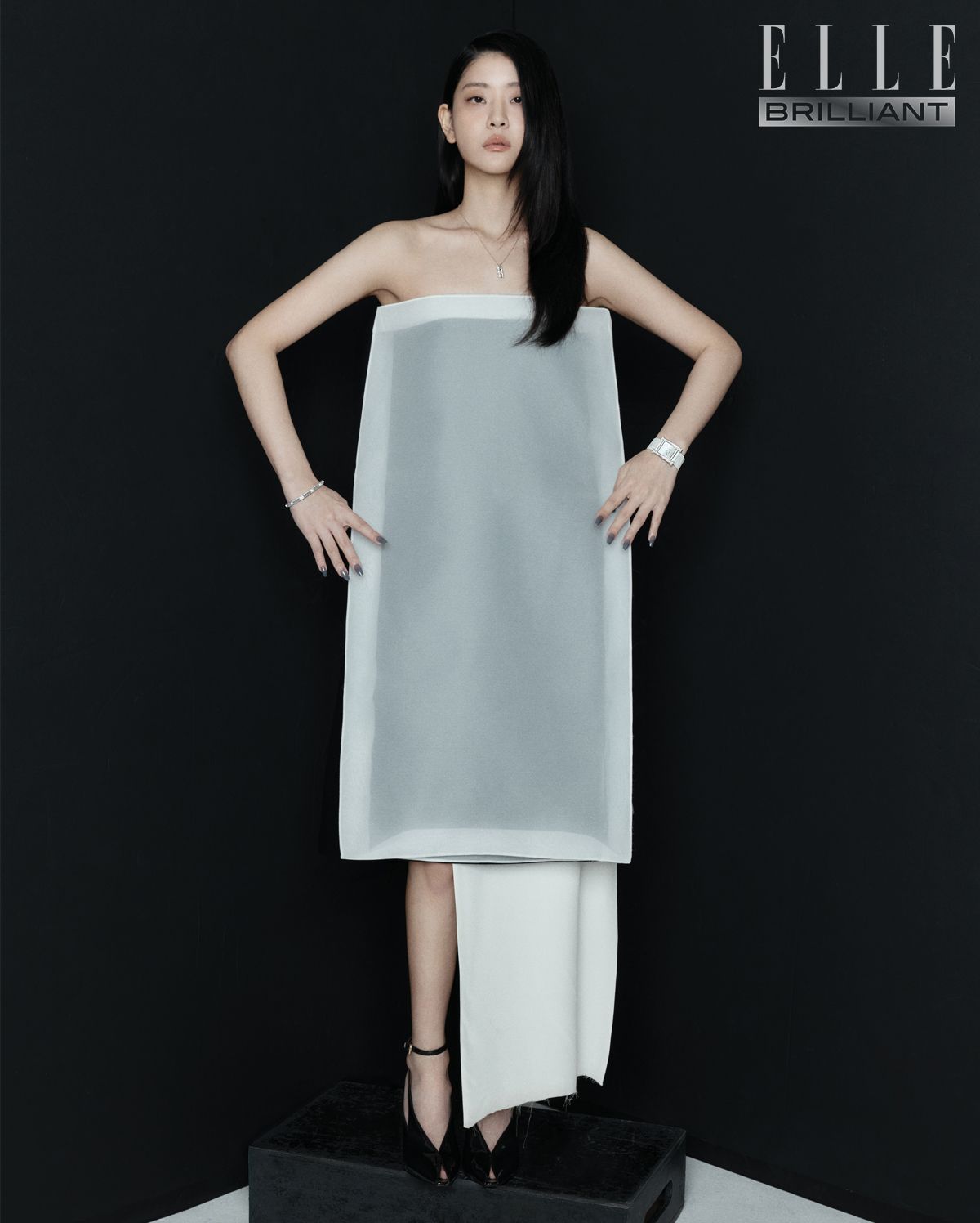 화이트 골드에 아코야 진주와 다아이몬드를 세팅한 ‘밸런스 플러스 네오 다이아몬드 파베 펜던트’ 네크리스는 가격 미정 TASAKI. 화이트 골드에 다이아몬드를 세팅한 ‘마크리 클래시카’ 브레이슬릿은 1천8백만원대 BUCCELLATI. 케이스에 다이아몬드를 세팅한 ‘에이치 아워’ 워치는 가격 미정 HERMÈS WATCH. 시폰 드레스와 화이트 스커트는 모두 가격 미정 HANACHA STUDIO. 슈즈는 가격 미정 FERRAGAMO.