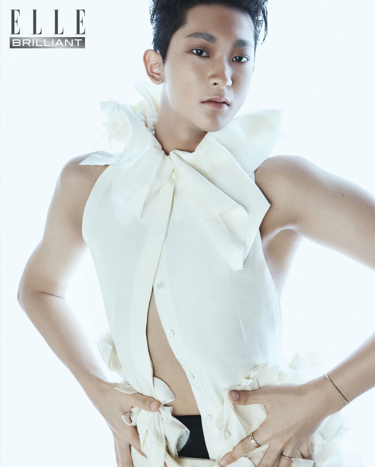 검지에 착용한 ‘코코 크러쉬’ 스몰 링은 가격 미정 CHANEL FINE JEWELRY. 약지에 착용한 ‘르 다미에 드 루이 비통’ 링, ‘르 다미에 드 루이 비통’ 브레이슬릿은 모두 가격 미정 LOUIS VUITTON FINE JEWELRY. 블라우스는 가격 미정 MCQUEEN. 팬츠는 가격 미정 courreges.