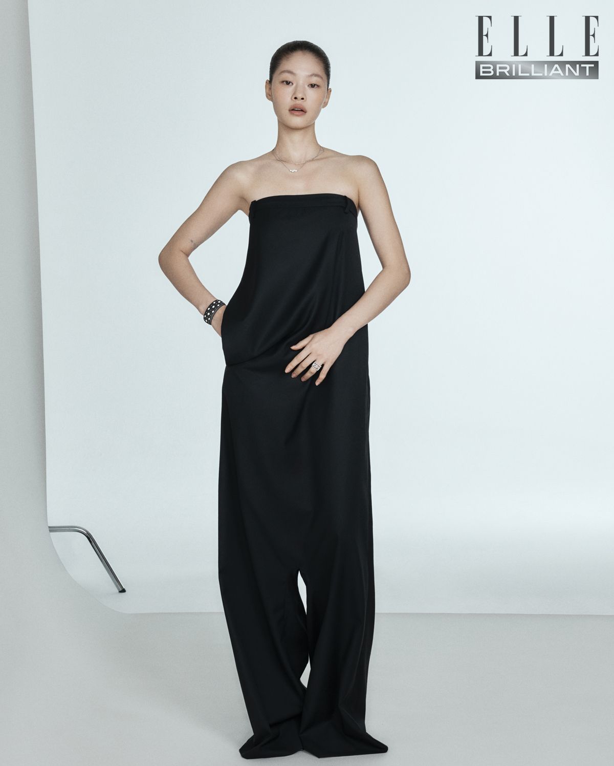 화이트 골드에 다이아몬드를 세팅한 ‘세르티 수르 비드’ 네크리스는 3천만원대 REPOSSI. 다이아몬드 세팅의 ‘마크리 AB’ 브레이슬릿은 8천3백만원대, 화이트 골드에 다이아몬드를 세팅한 ‘튤레 이터넬레’ 링은 4천3백만원대 모두 BUCCELLATI. 블랙 점프수트는 1백16만2천원 PUSH BUTTON.