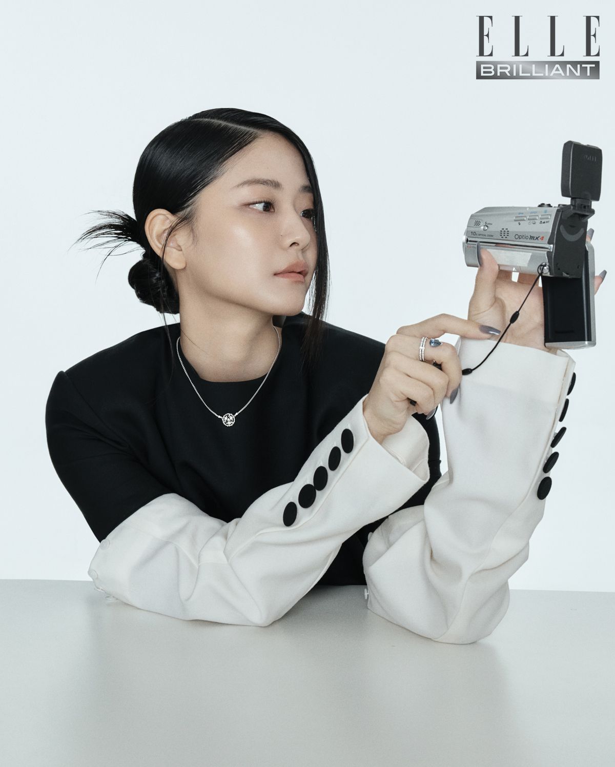 i 화이트 골드에 다이아몬드를 세팅한 ‘라마지 펜던트’ 네크리스는 1천만원대 BUCCELLATI. 다이아몬드와 사파이어를 장식한 ‘세르티 수르 비드 크로마틱 사파이어’ 링은 3천만원대 REPOSSI. 소매 배색 포인트의 미니드레스는 가격 미정 HANACHA STUDIO.