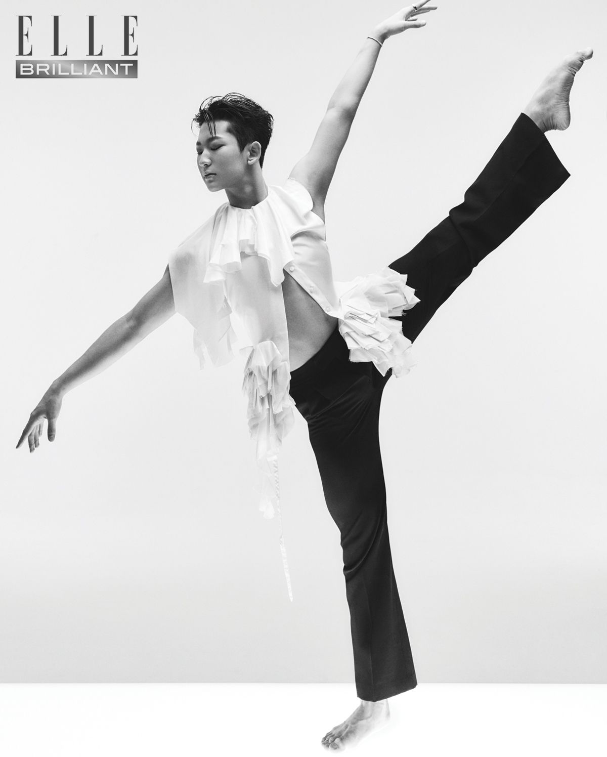 18K 화이트 골드 소재의 ‘코코 크러쉬’ 스몰 링은 가격 미정 CHANEL FINE JEWELRY. 화이트 골드에 다이아몬드를 세팅한‘르 다미에 드 루이 비통’ 브레이슬릿은 가격 미정 LOUIS VUITTON FINE JEWELRY. 블라우스는 가격 미정 McQueen. 팬츠는 가격 미정 COURREGES.