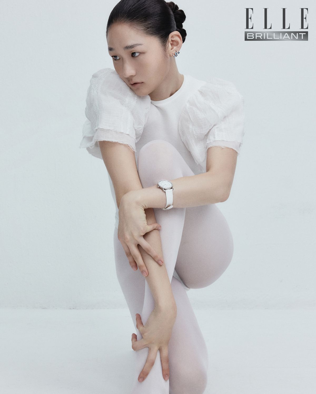 화이트 골드에 다이아몬드와 사파이어를 세팅한 ‘세르티 수르 비드 크로마틱 사파이어’ 이어링은 가격 미정 REPOSSI. 화이트 스트랩이 돋보이는 ‘아쏘 30mm’ 워치는 HERMÈS WATCH. 화이트 니트 점프수트는 17만5천원 WEAK GENERATION. 타이츠는 에디터 소장품.