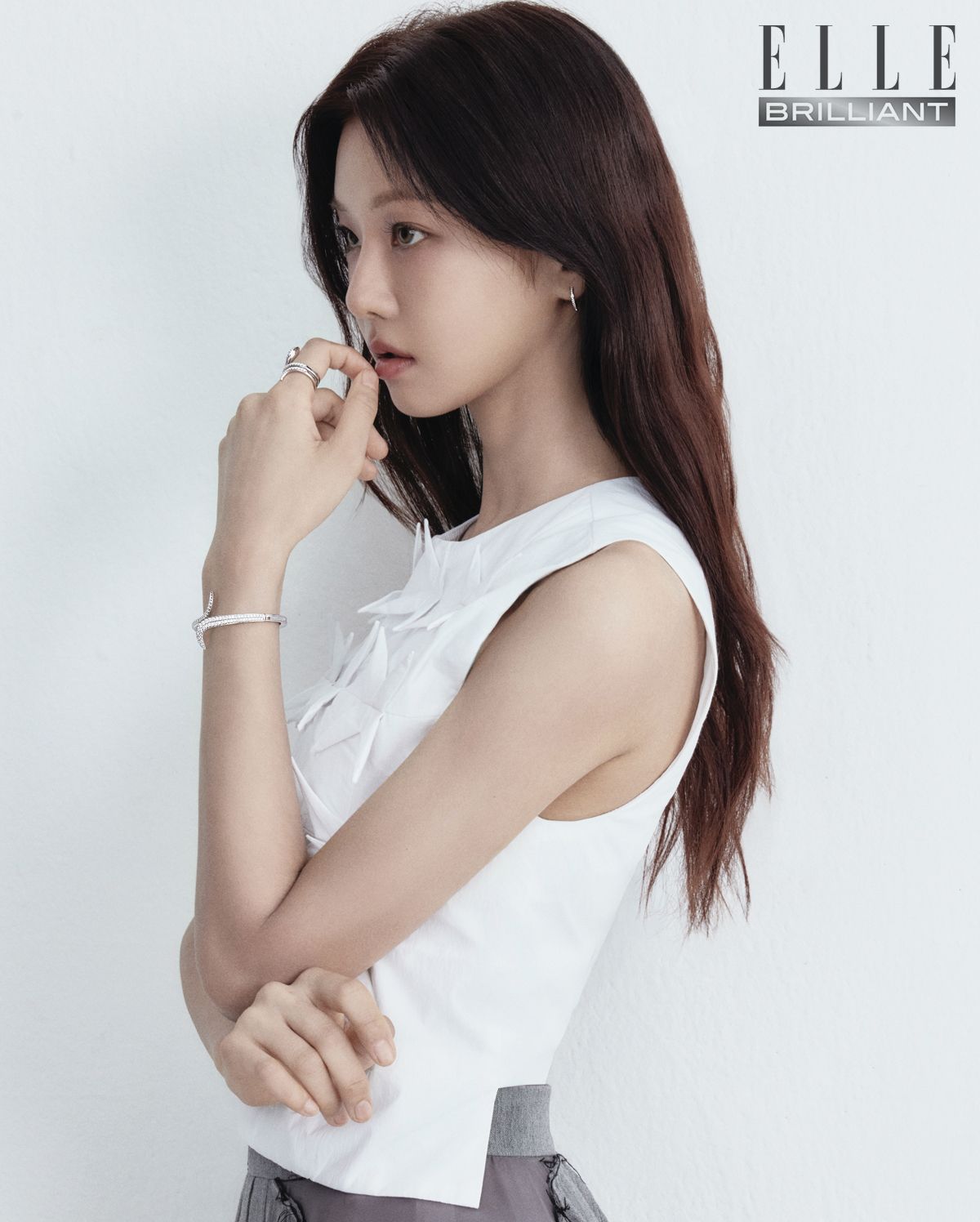 다이아몬드를 세팅한 '앙티페' 이어링은 1백만원대 REPOSSI. 화이트 골드에 다이아몬드를 세팅한 ‘에덴’ 링과 브레이슬릿은 모두 가격 미정 DAMIANI. 화이트 톱은 90만원 HANKIM BY ADEKUVER. 플리츠스커트는 88만2천원 PUSH BUTTON. 