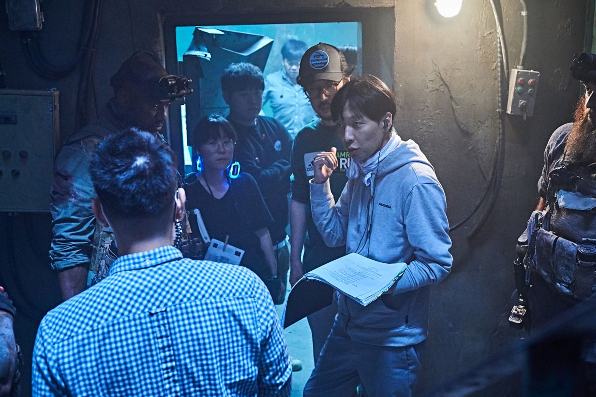 영화 <PMC: 더 벙커>를 촬영 중인 김병우 감독.