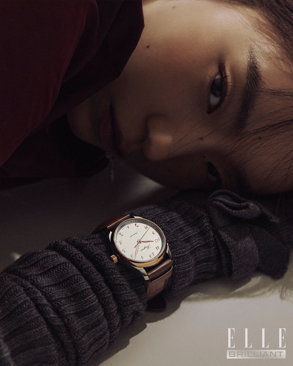 로즈 골드 케이스에 브라운 레더 스트랩을 매치한 ‘론진 마스터 컬렉션’ 워치는 4백만원대 LONGINES. 톱과 니트 글러브는 모두 가격 미정 SHUSHUTONG.