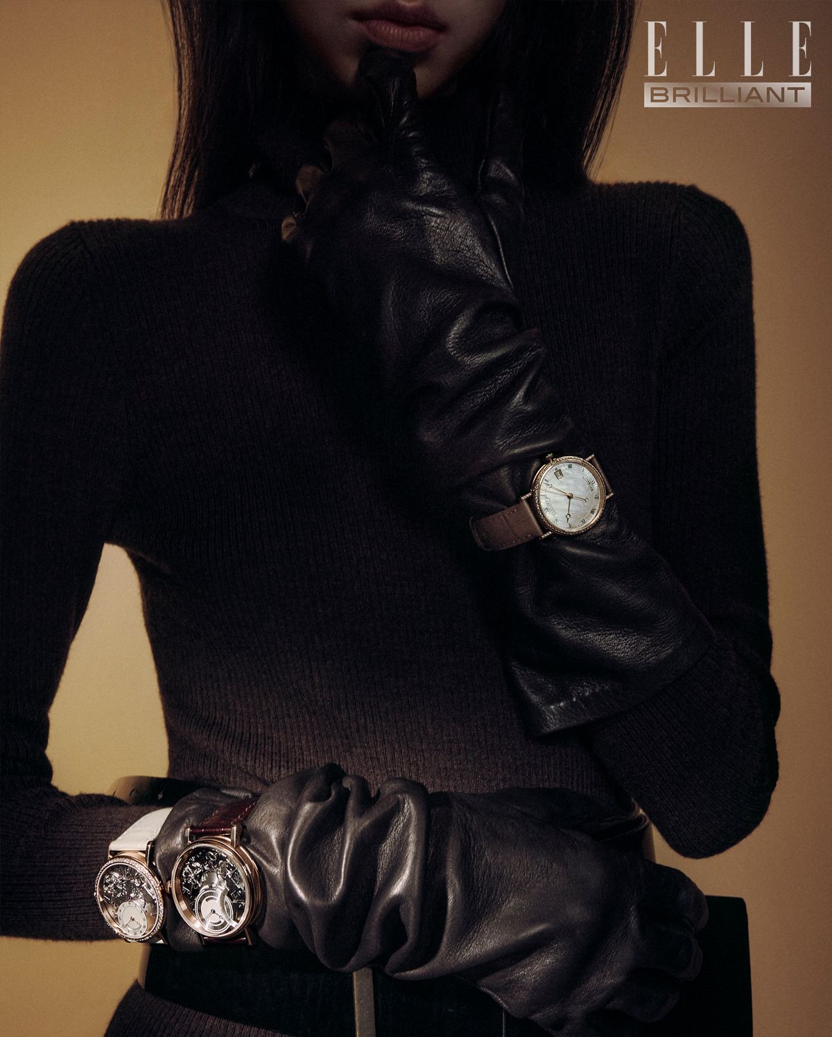 오른팔에 착용한 화이트 스트랩의 ‘트래디션 담므 7038’ 워치는 6천7백만원대, 로즈 골드 케이스의 ‘트래디션 오토매틱 레트로그레이드 세컨드 핸드 7097’ 워치는 5천7백만원대, 왼팔에 착용한 머더오브펄 다이얼의 ‘클래식 9068’ 워치는 4천6백만원대 모두 BREGUET. 하이넥 톱과 가죽 글러브, 벨트는 모두 가격 미정 GROUNDS.