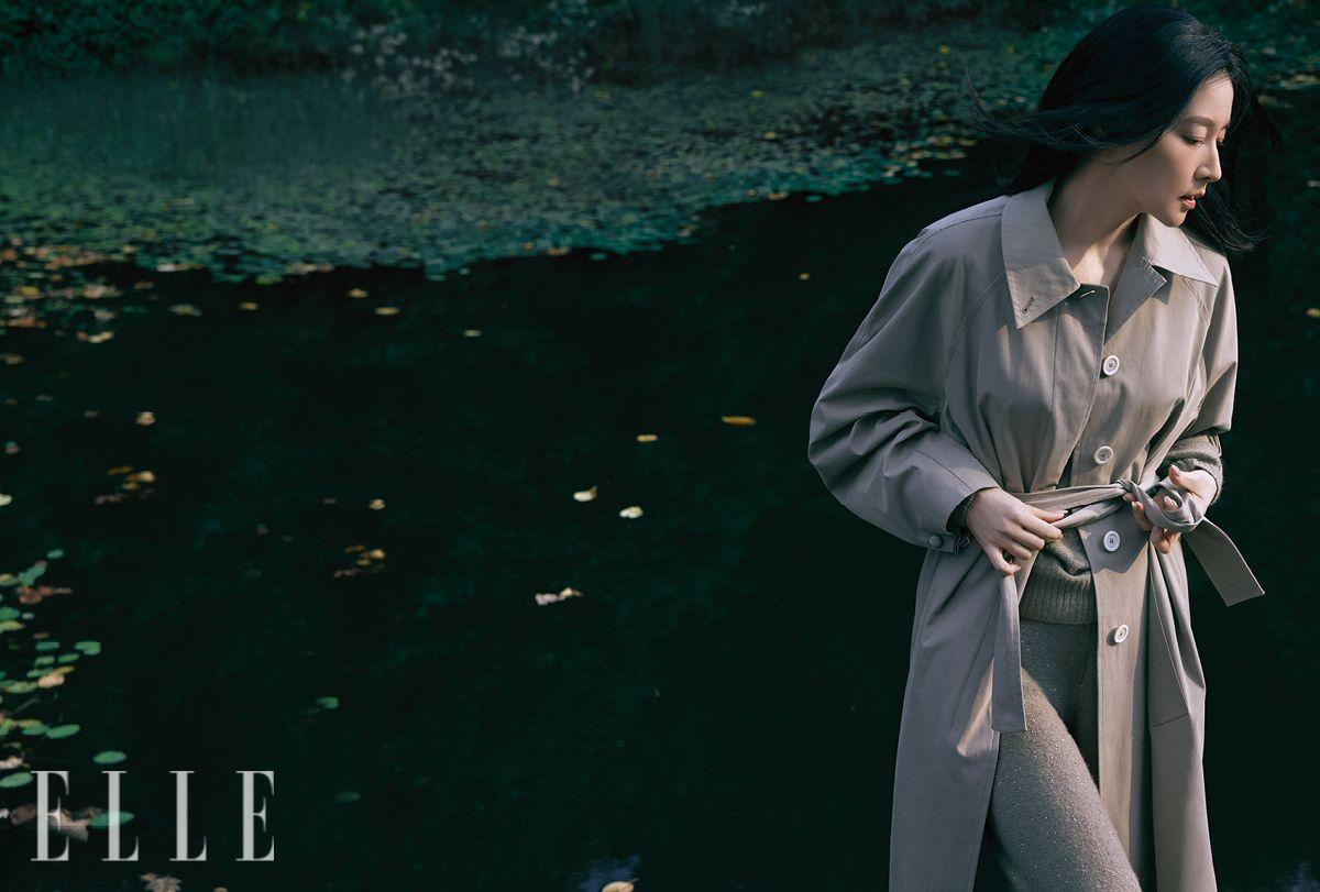 오버사이즈 트렌치코트와 마이크로 시퀸 장식 캐시미어 스웨터, 니트 팬츠는 모두 Fabiana Filippi.