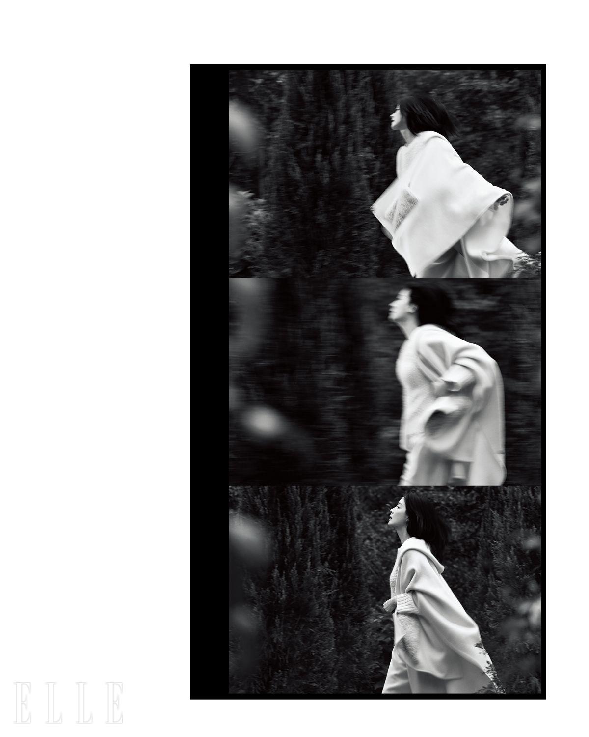 시어링 포켓 디테일의 화이트 케이프와 스퀘어 스티치 디테일의 스웨터, 와이드 팬츠는 모두 Fabiana Filippi.