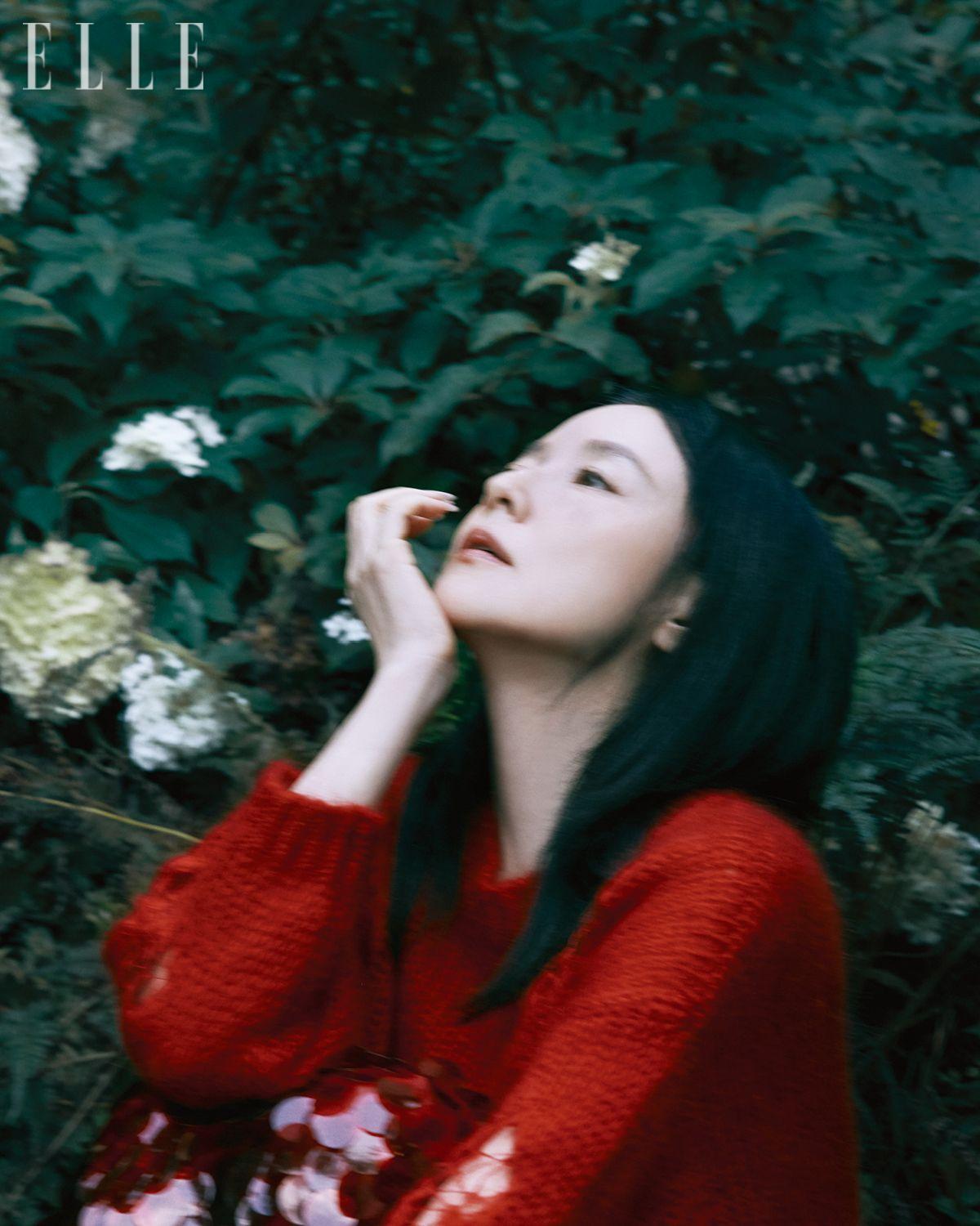 레드 컬러의 모헤어 스웨터와 셀로판 시퀸 아플리케 스커트는 모두 Fabiana Filippi.