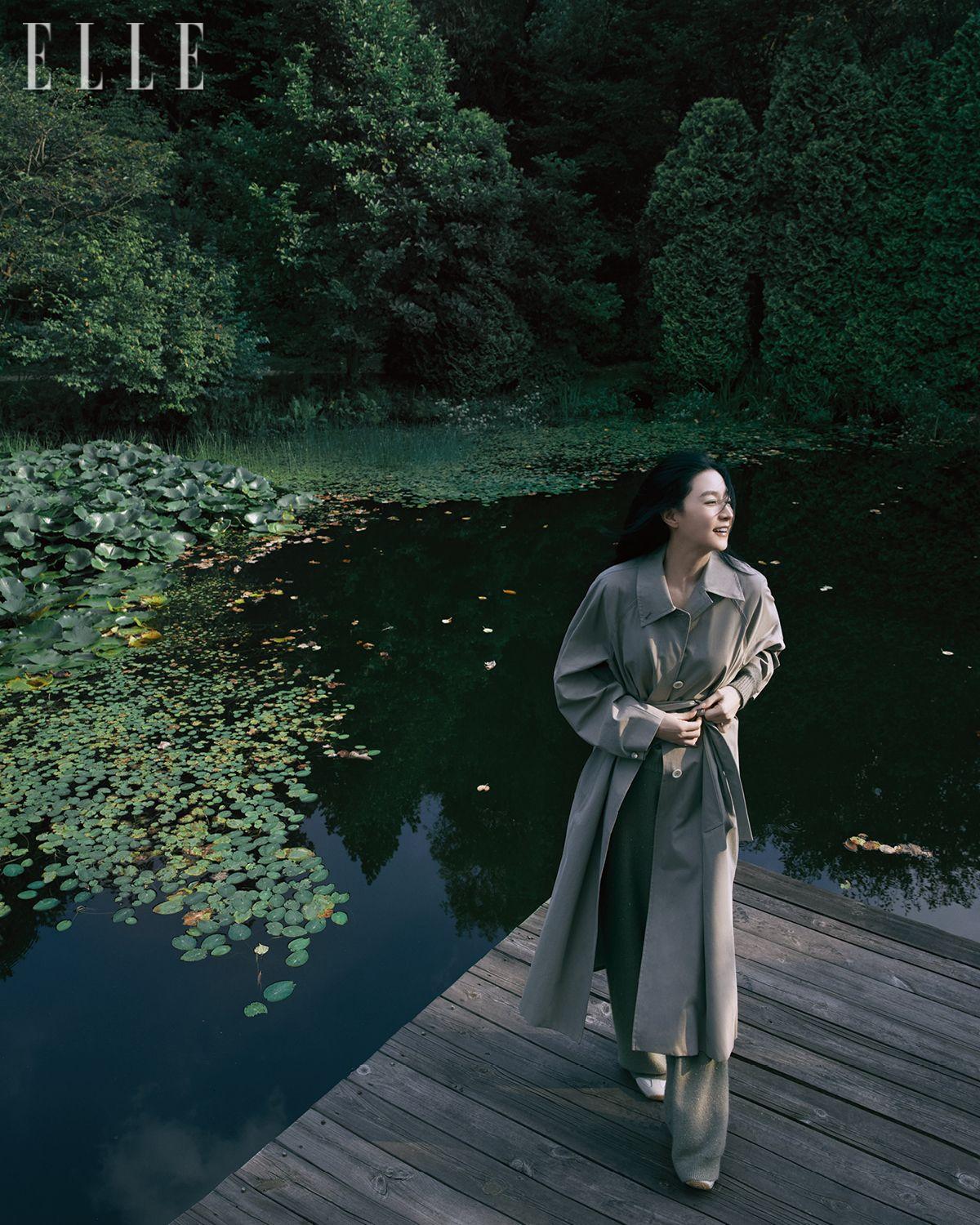 오버사이즈 트렌치코트와 마이크로 시퀸 장식 캐시미어 스웨터, 니트 팬츠, 스니커즈는 모두 Fabiana Filippi.