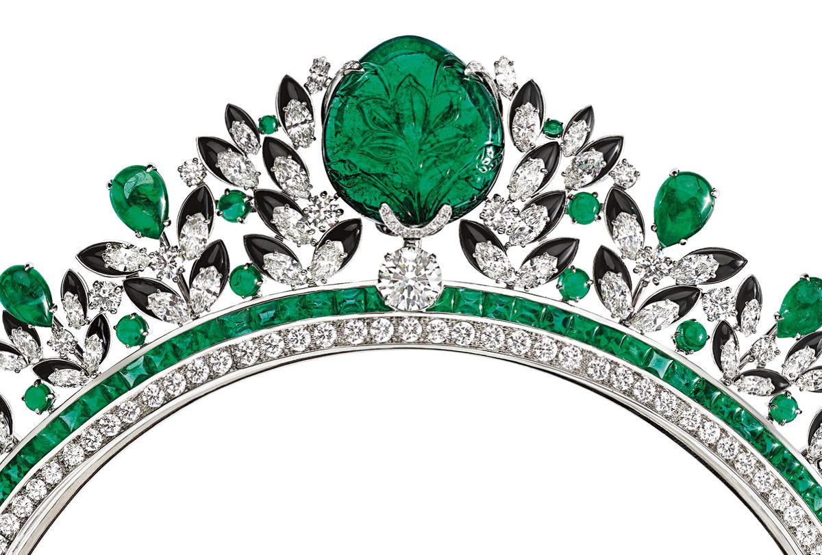 63.44캐럿의 잠비 아산 에메랄드에 연꽃 문양을 새긴 ‘주빌리 에메랄드 가든’ 하이 주얼리 티아라는 BVLGARI. 