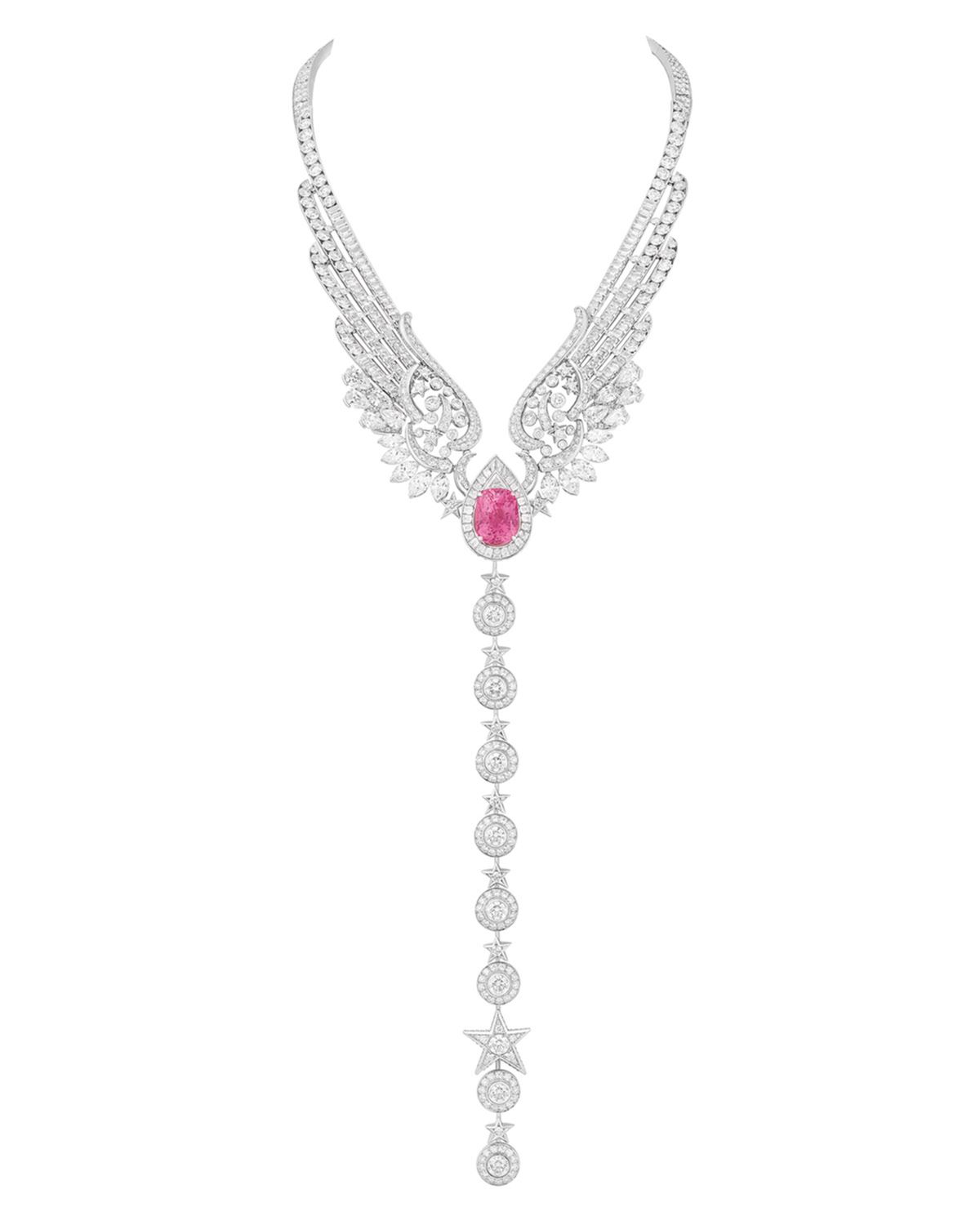 19.55캐럿의 쿠션 컷 파파라차 사파이어를 세팅한 ‘윙즈 오브 샤넬’ 네크리스는 CHANEL HIGH JEWELRY.