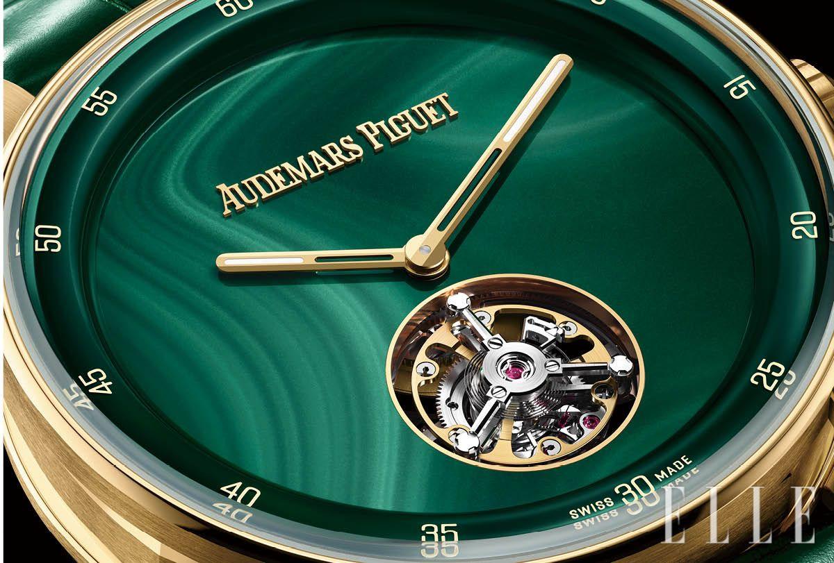 그린 말라카이트 천연석 다이얼이 특징인 38mm 셀프와인딩 플라잉 투르비용. 