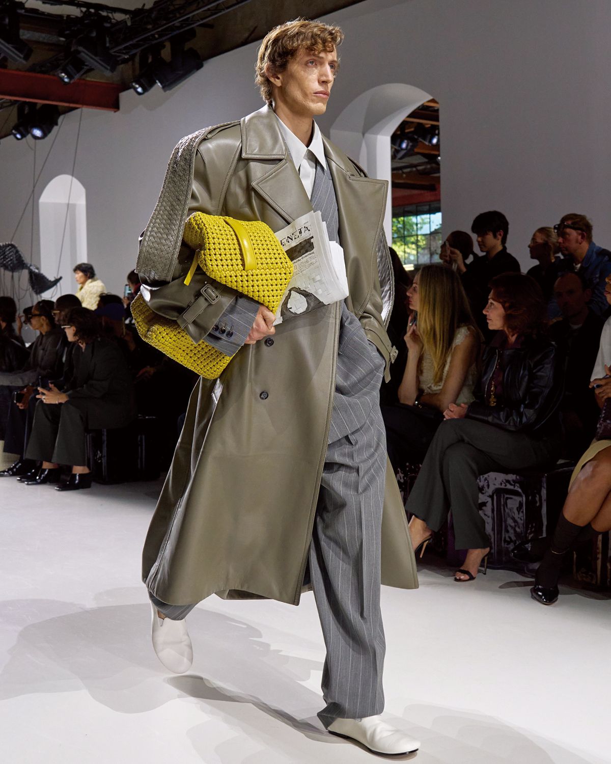 보테가 베네타의 2026 여름 컬렉션은 루이스 트로터에게 인트레치아토를 깊이 탐구하는 기회였다. 