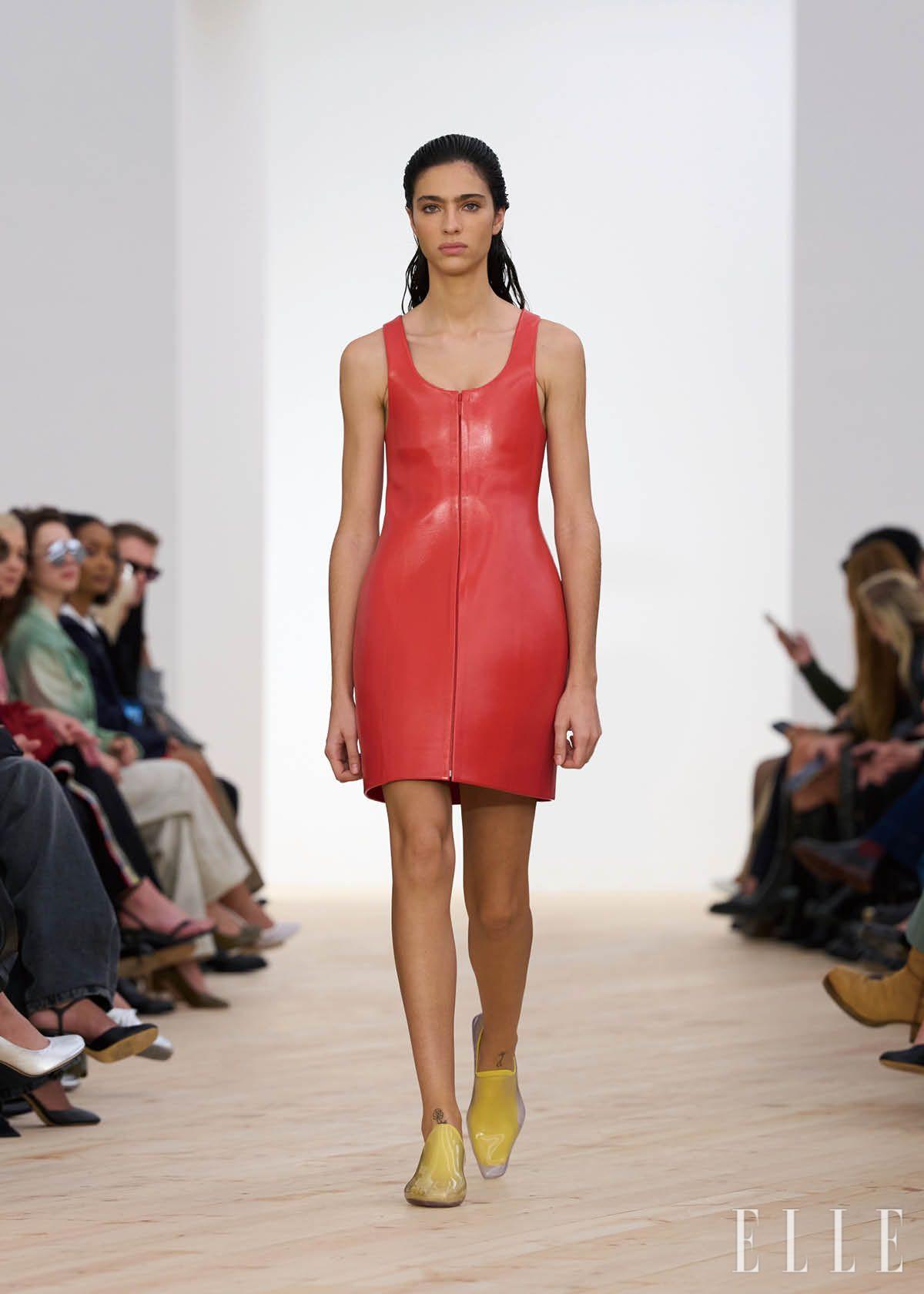 색과 형태, 공예의 정수가 만나 새로운 낙관주의를 그려낸 로에베의 2026 봄/여름 컬렉션.