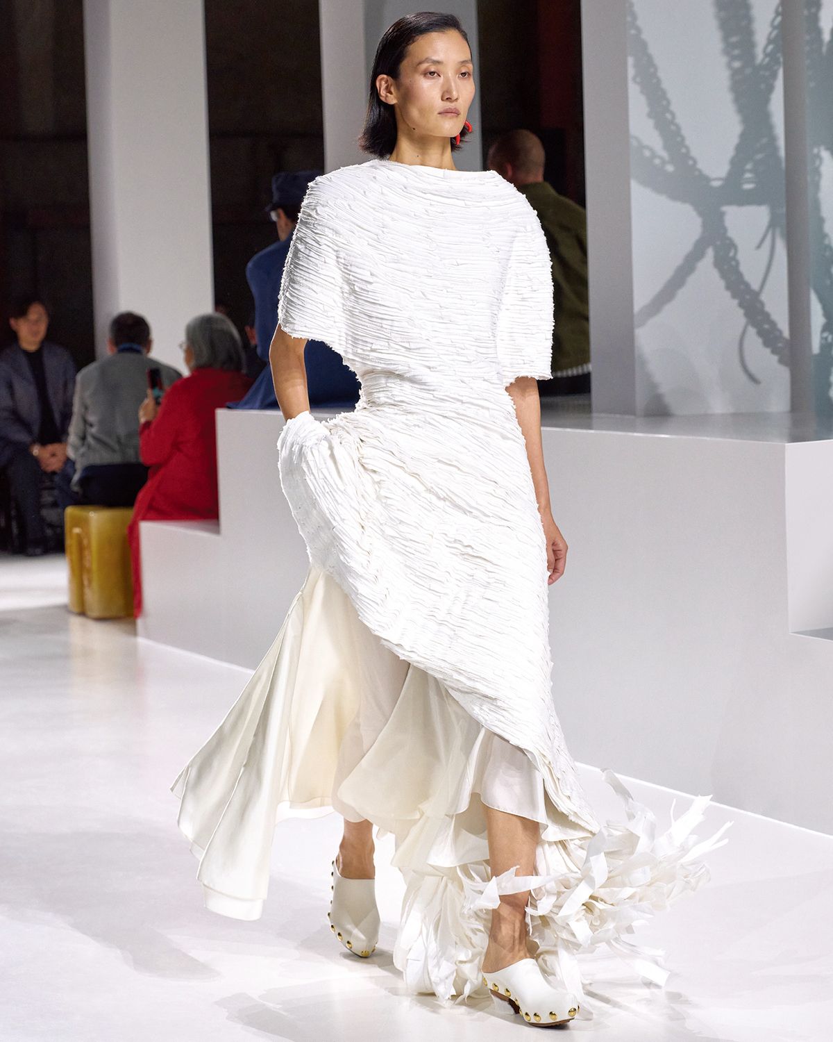 길게 자른 면을 층층이 쌓아 지층처럼 독특한 질감과 웅장한 실루엣을 완성했다