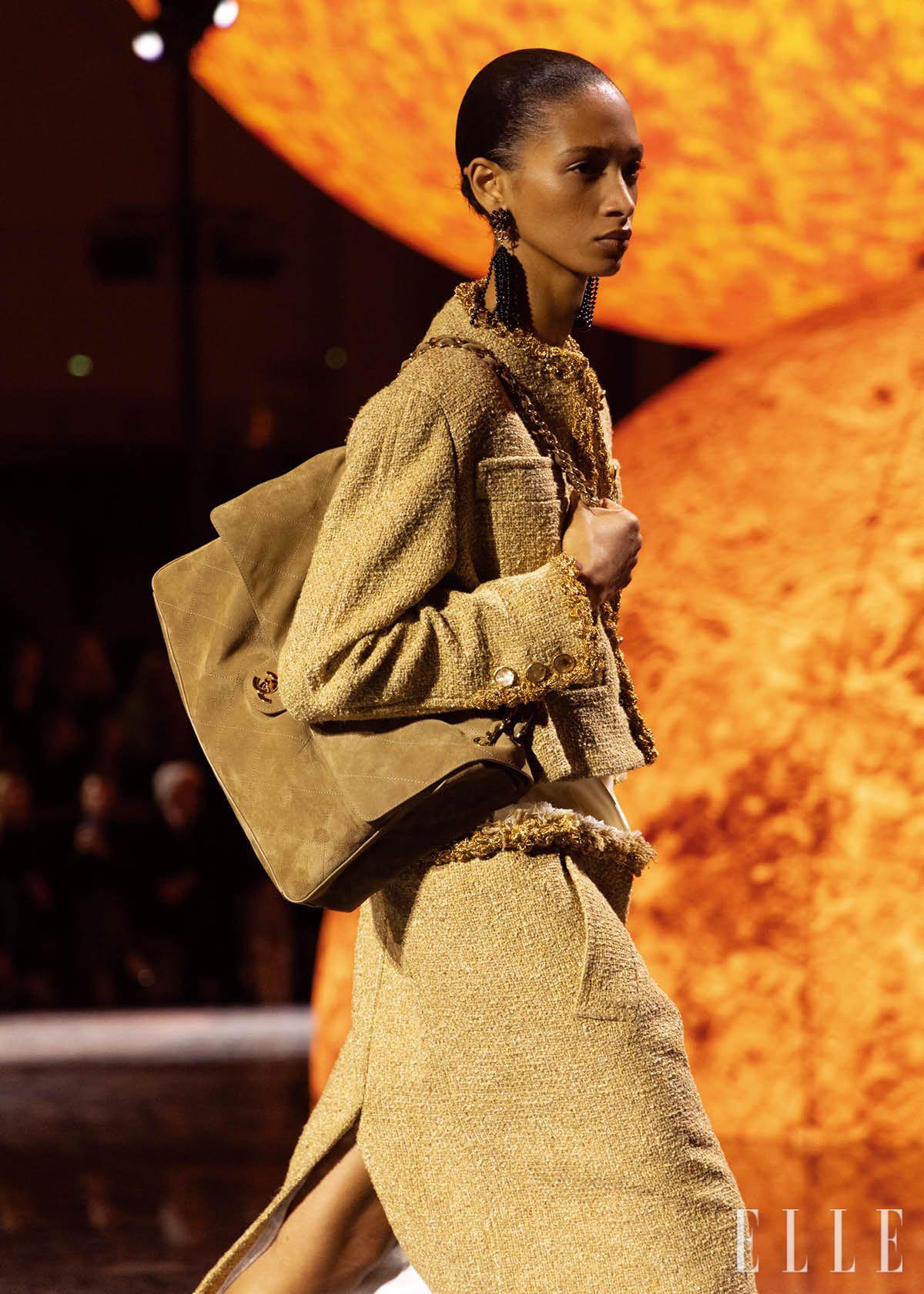 디테일을 덜어내고 절제된 컬러와 실루엣으로 표현한 뉴 샤넬 룩.