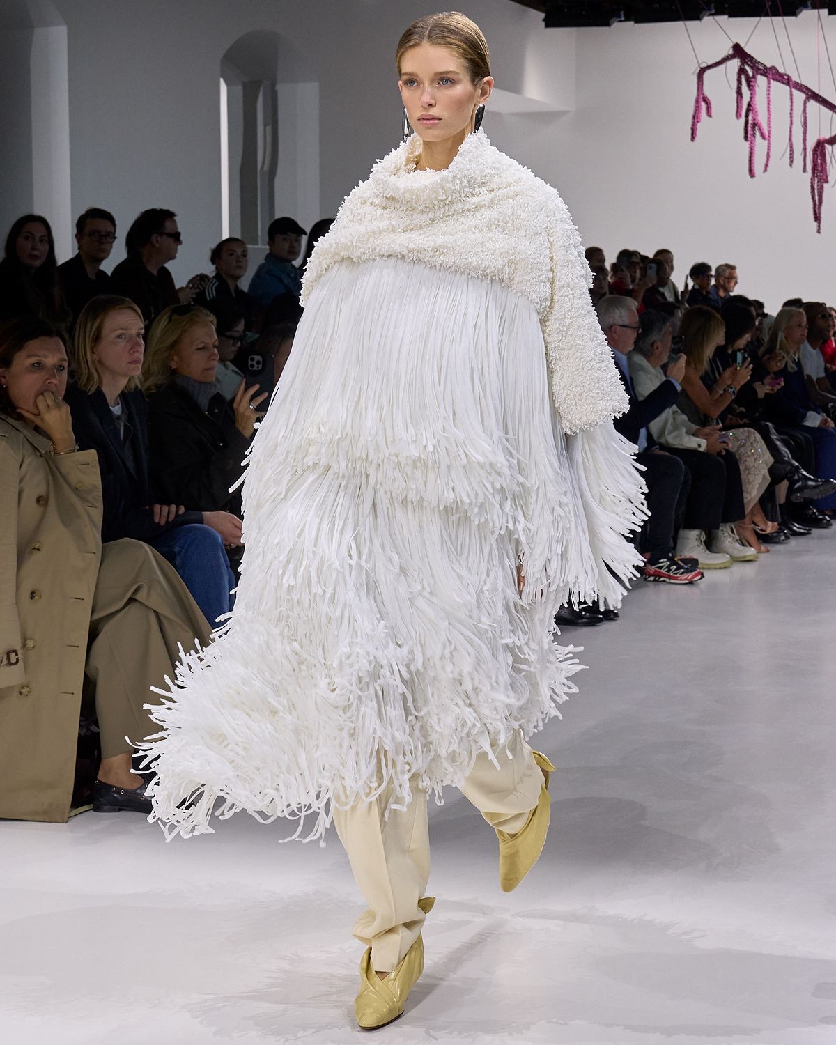 프린지 장식은 캣워크에 드라마틱한 움직임을 부여했다. 