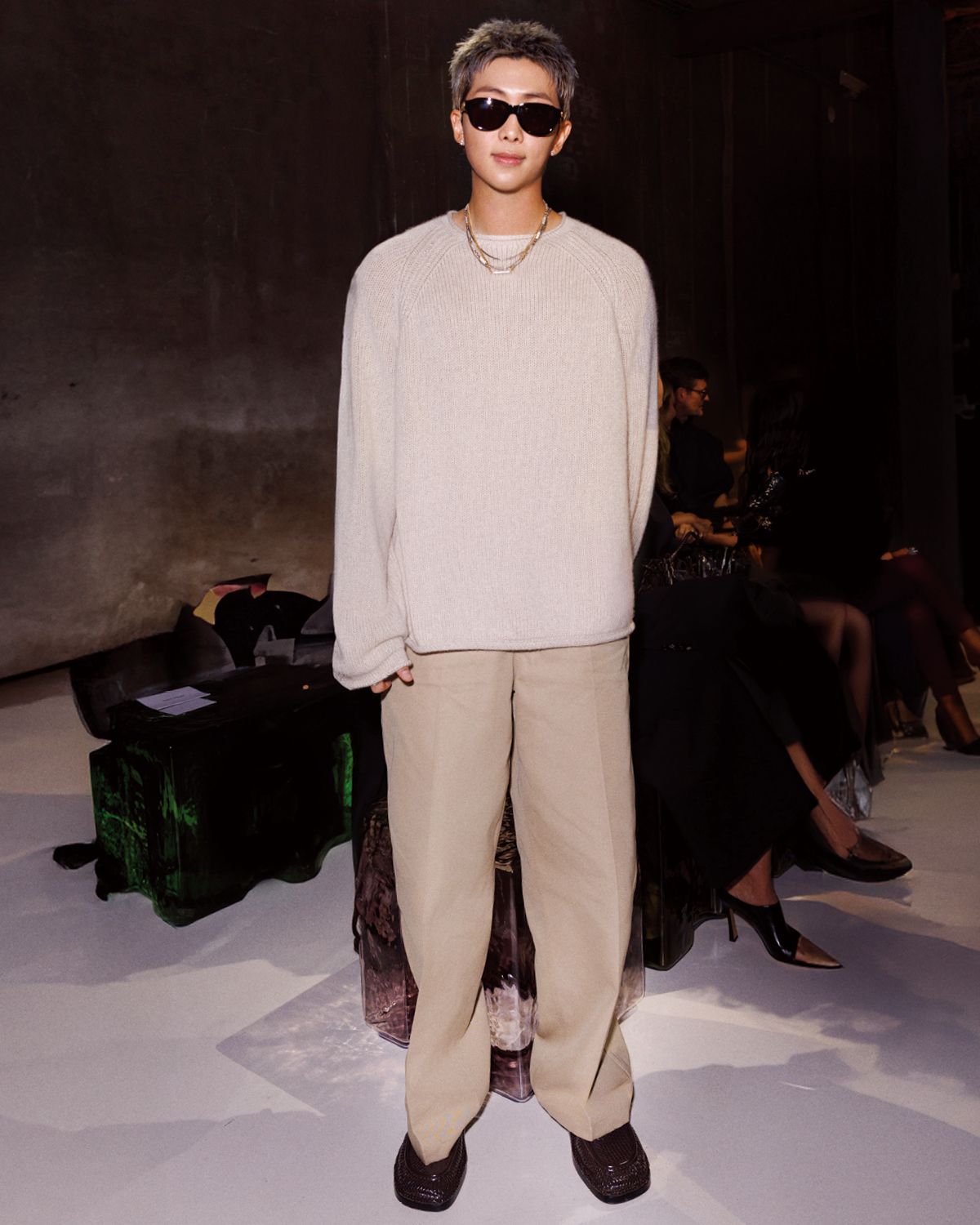 조용한 럭셔리 룩으로 쇼에 참석한 RM.