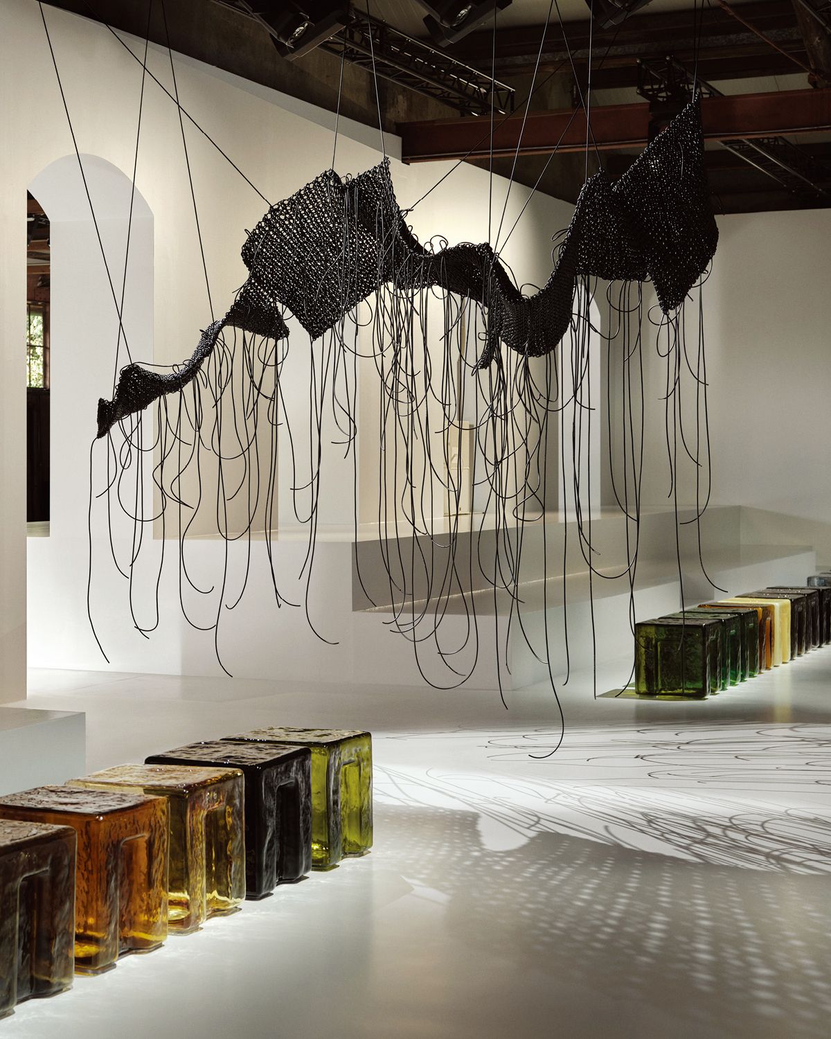 순백의 공간엔 이광호 작가의 작품이 설치됐다. 