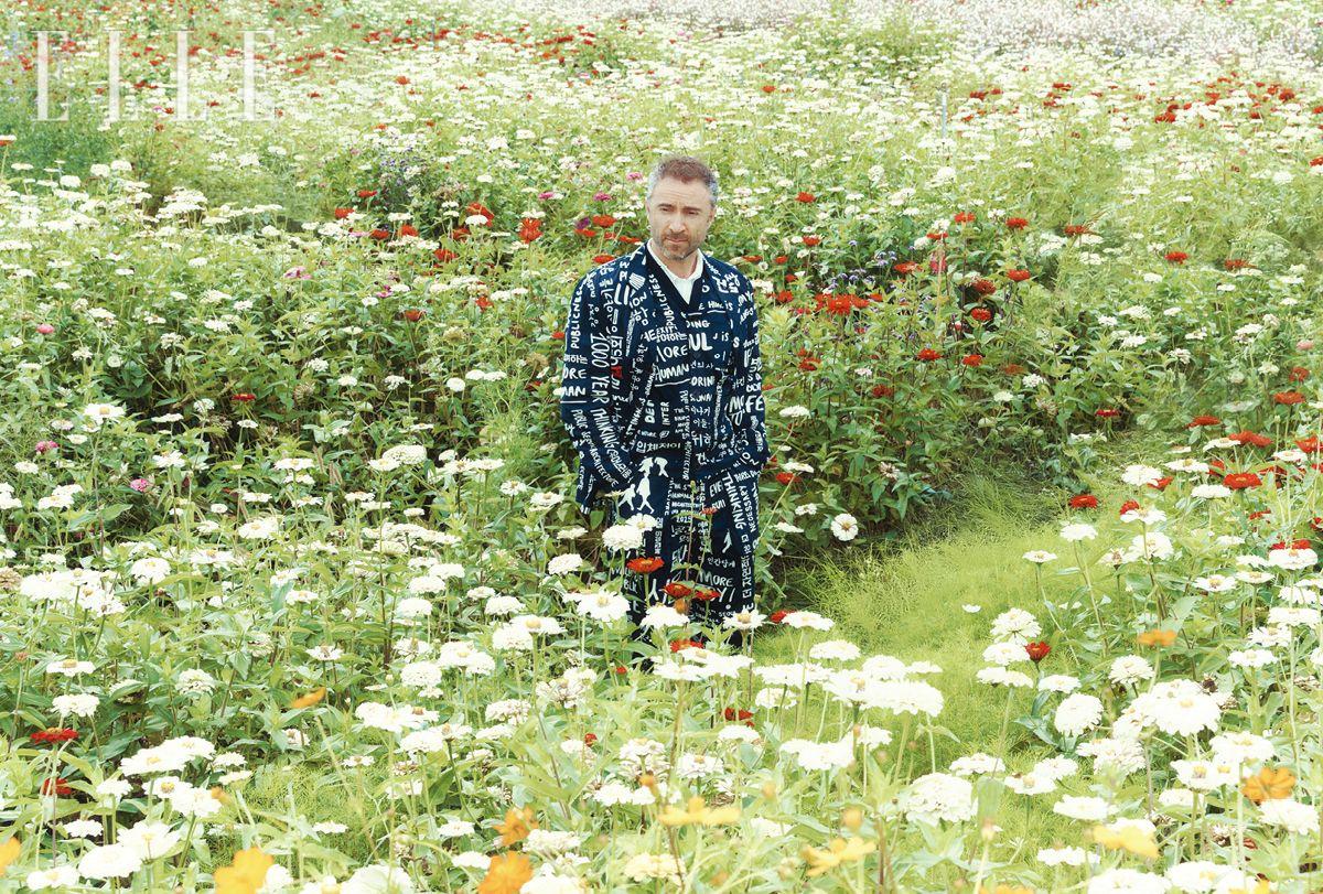 열린송현녹지광장 꽃밭 한가운데에 선 헤더윅. 한글이 새겨진 옷은 이번 비엔날레를 위해 특별히 주문 제작한 의상.