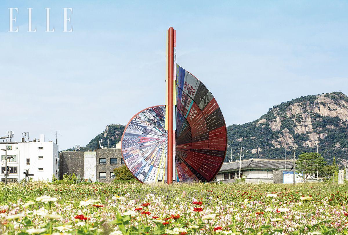 열린송현녹지광장에 설치된 휴머나이즈 월. 길이 약 90m, 높이 약 16m의 거대한 구조물에는 도시를 더 인간적이고 매력적으로 만드는 다양한 아이디어가 빼곡히 들어서 있다. 