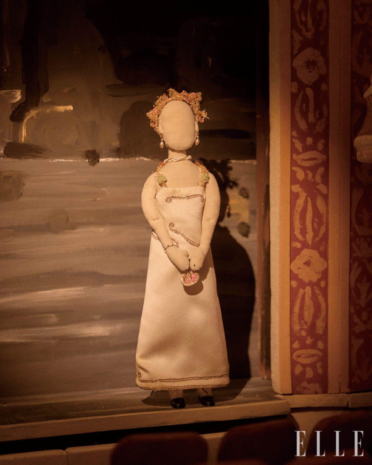 인형극으로 연출한 2025 F/W 컬렉션 ‘The Expressionist’.