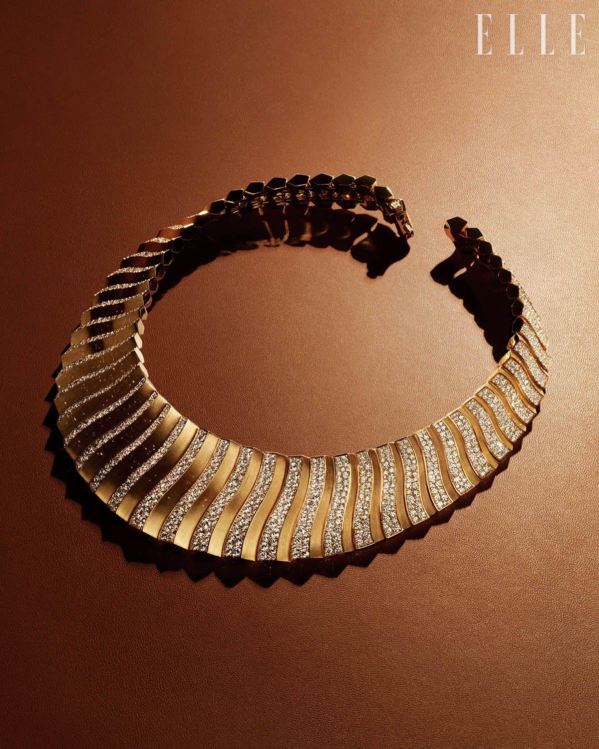 모래언덕이 느리게 흘러가는 모습을 닮은 미라주 네크리스.