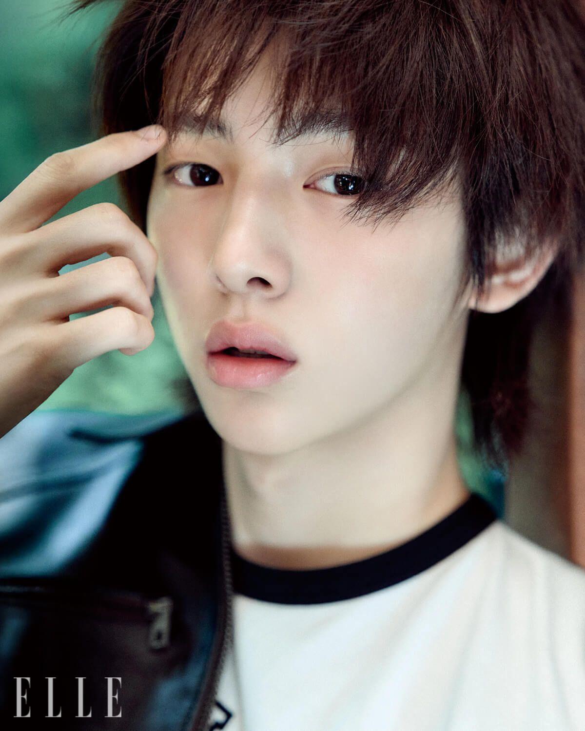 레더 블루종, 링거 티셔츠는 모두 Celine.