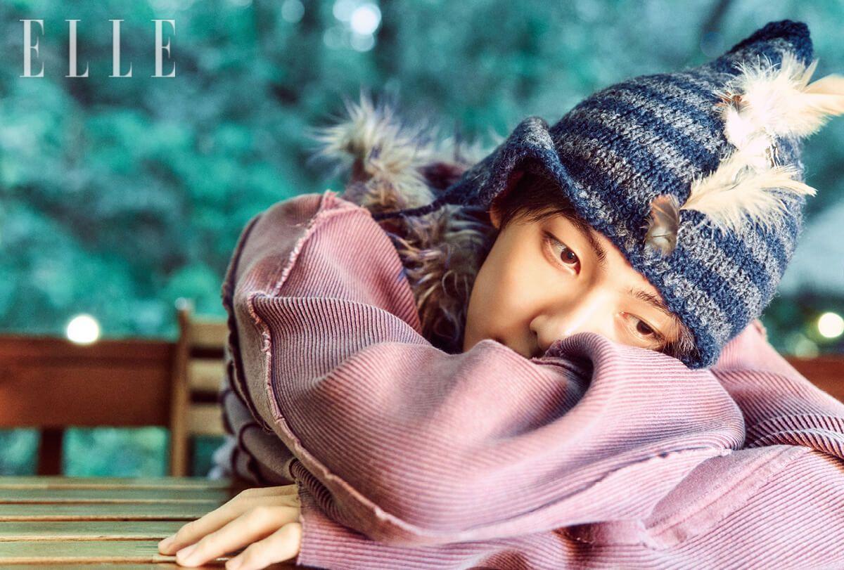 후디드 톱은 Lueder by Samplas. 니트 햇은 스타일리스트 소장품.