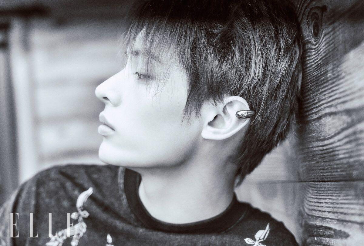 프린팅 톱은 Sankuanz by Adekuver. 이어커프는 스타일리스트 소장품.