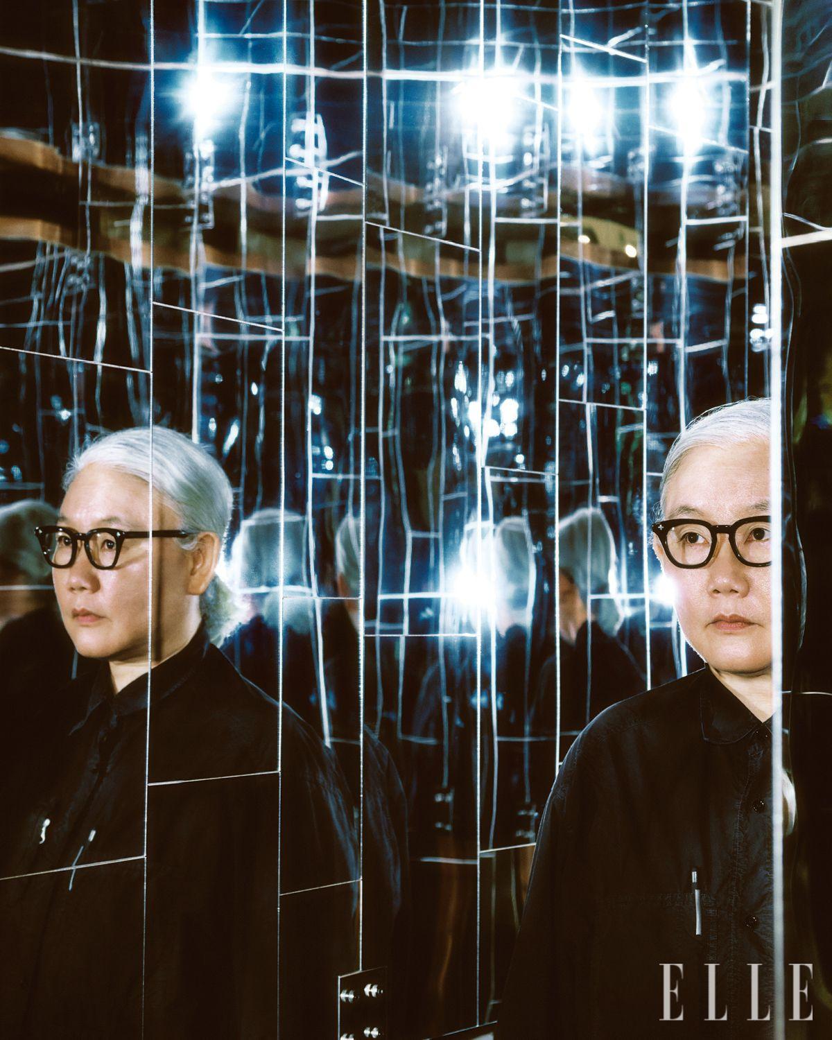 ‘비아 네가티바’(2022, 2012년 작 재제작) 내부에 선 작가 이불.