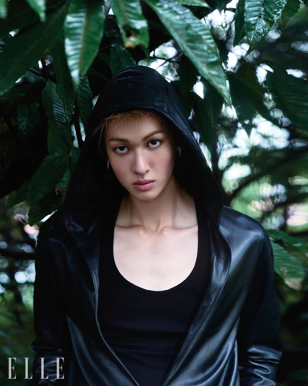 레더 롱 후디드 톱은 Saint Laurent by Anthony Vaccarello. 이너 웨어 톱은 Supreme. 이어링은 스타일리스트 소장품.