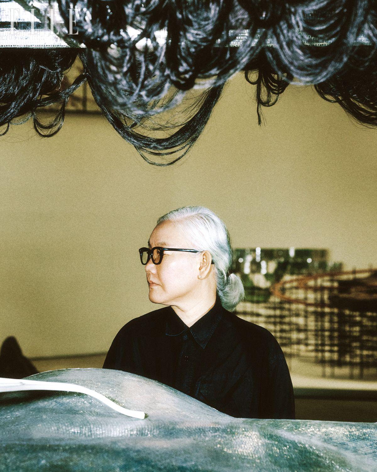 종말론적 미래의 한 시점에 발굴된 도시 폐허의 단면과 같은 모습으로 상실과 트라우마를 체감하게 하는 ‘발굴(2007)’과 함께 포즈를 취한 이불. 