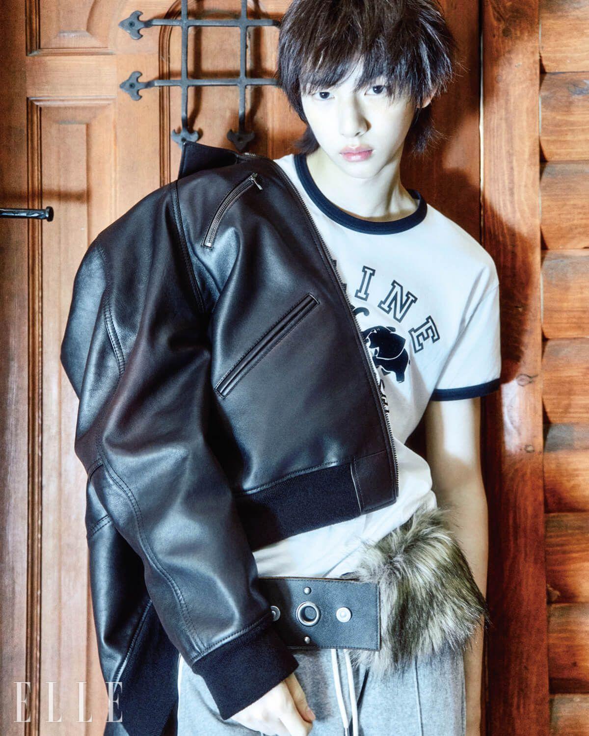 레더 블루종과 링거 티셔츠, 트랙 팬츠는 모두 Celine. 벨트는 스타일리스트 소장품.