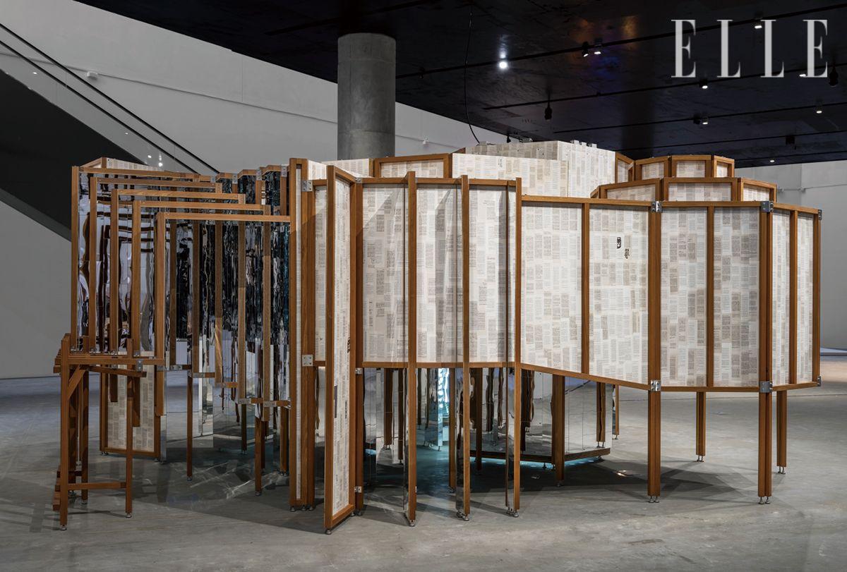 줄리언 제임스가 쓴 <의식의 기원> 페이지들이 어지럽게 붙은 ‘비아 네가티바’(2022, 2012년 작 재제작). 거울과 조명으로 조각난 자신의 허상과 왜곡된 경로를 만나 출구로 나오면 작품 외벽에서 인간 의식이 본질적이고 선천적인 것이 아니라 문화와 환경, 언어 발전 속에서 상대적으로 형성되는 것임을 밝힌 문장을 읽을 수 있다. 