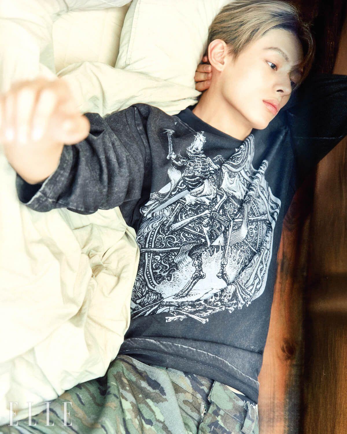 프린트 톱은 Sankuanz by Adekuver. 카고 팬츠는 Xlim. 