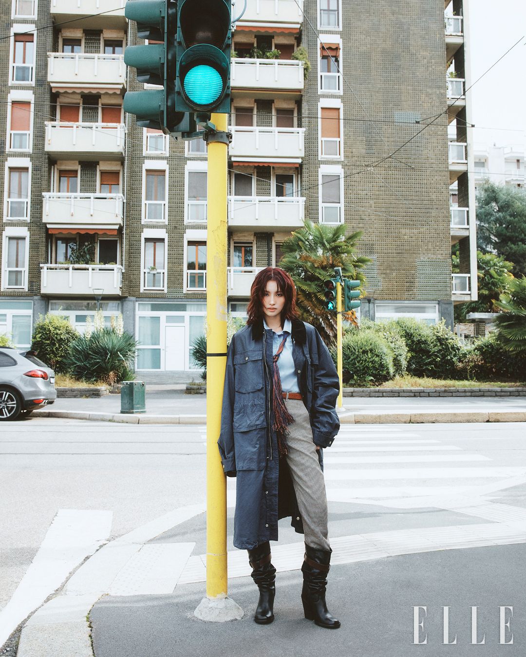 코튜로이 칼라의 코팅 가공을 한 코튼 재킷, 셔츠, 타이로 연출한 태슬 장식 니트 머플러, 글렌 체크 팬츠, 벨트, , ‘Tiger Rodeano’ 힐 부츠는 모두 Onitsuka Tiger.