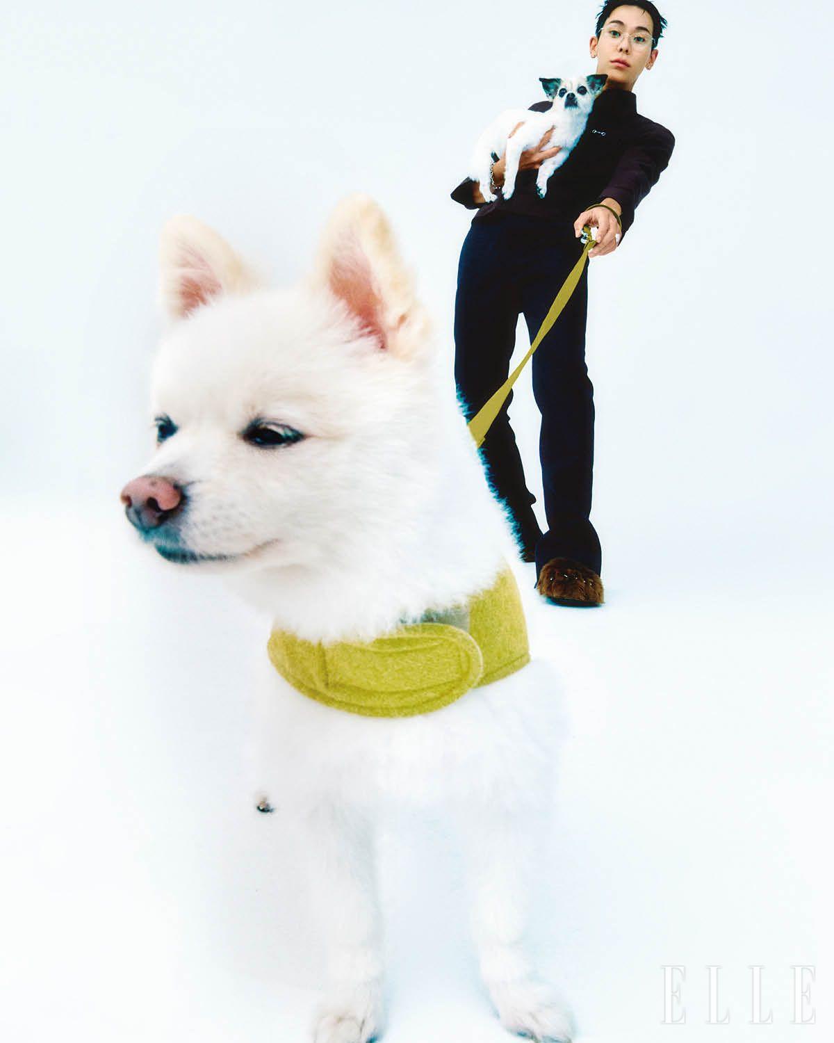 셔츠와 팬츠는 모두 Gucci. 슈즈는 Bravest Studios. 안경은 Oliver Peoples by EssilorLuxottica. 브레이슬릿은 Chrome Hearts. 링은 Charlotte-Kim. 이어링은 본인 소장품.