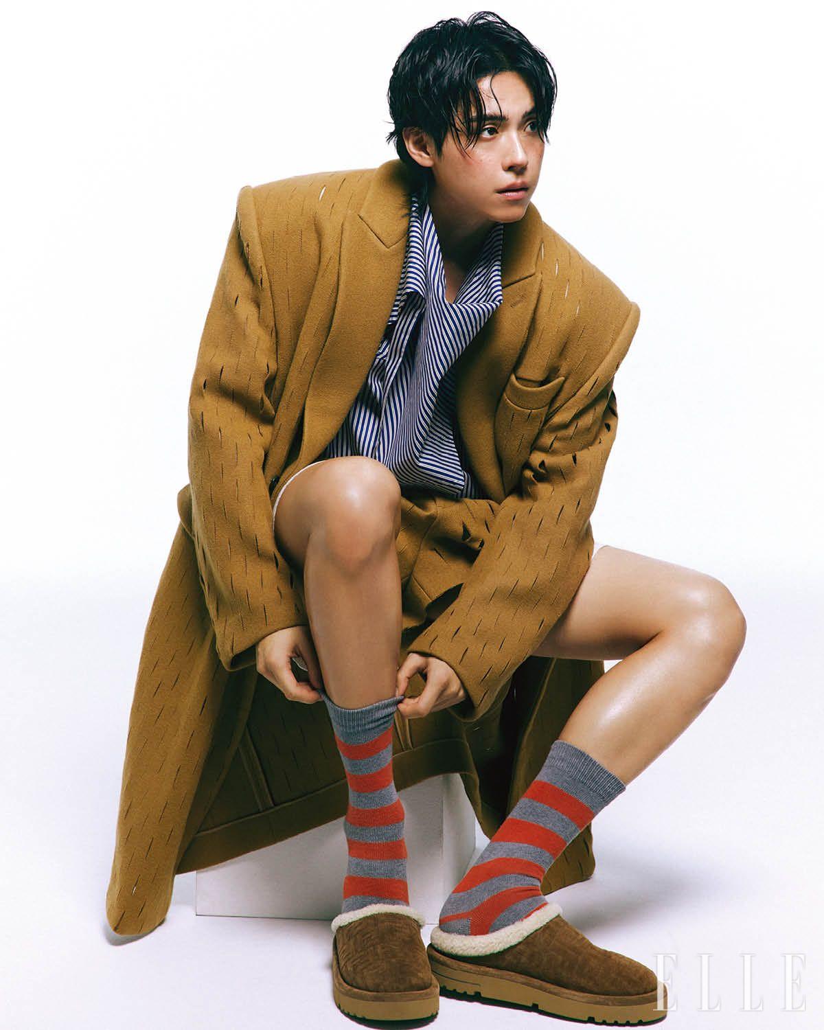 캐멀 코트와 쇼츠는 모두 YCH. 스트라이프 하이넥 셔츠는 Ami. 캐멀 어그 뮬은 Fendi. 안경은 Manomos. 삭스는 스타일리스트 소장품. 