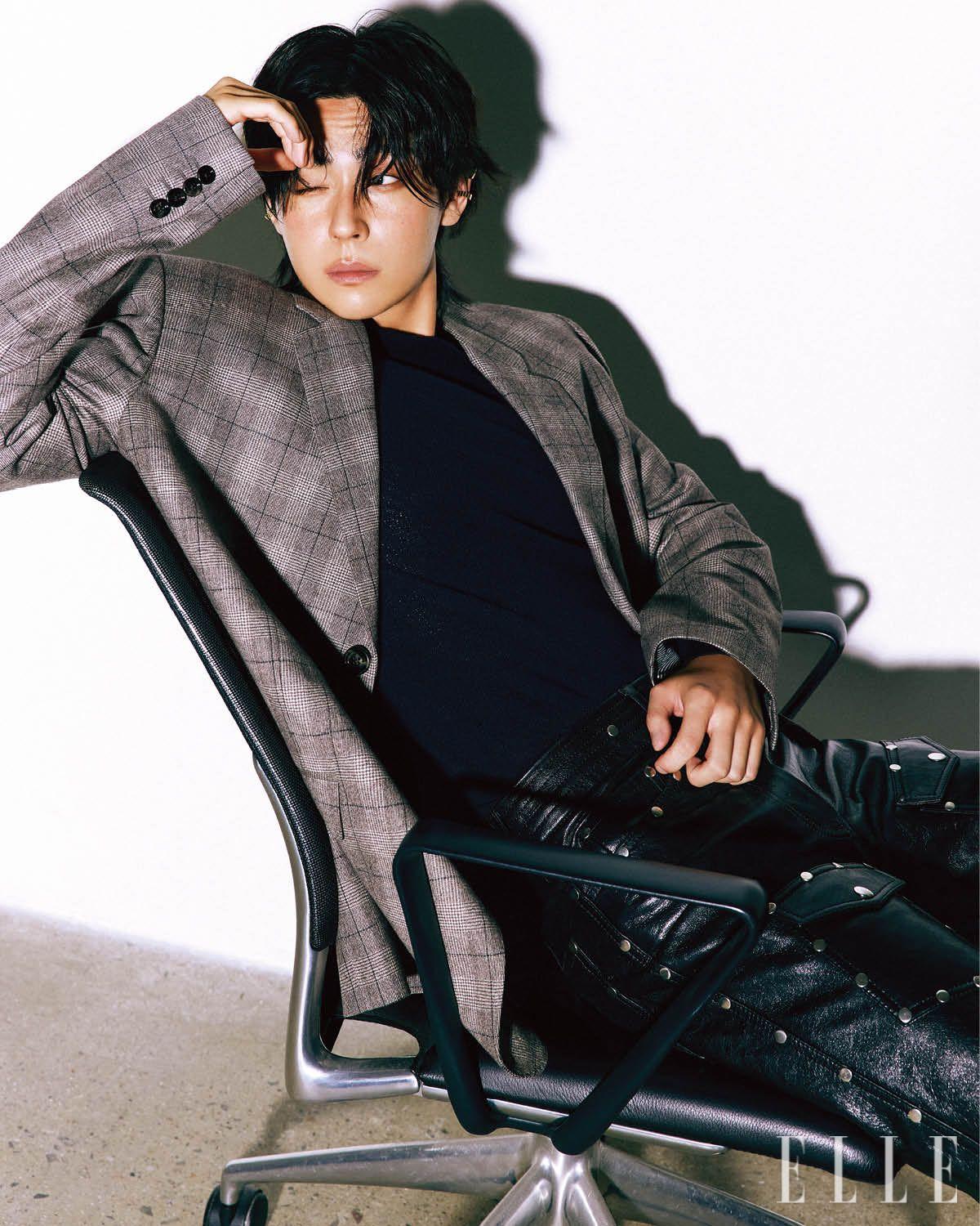 재킷과 니트는 모두 Celine. 가죽 팬츠는 Dries Van Noten. 오른쪽 골드 이어 커프와 왼쪽 골드 로고 이어 커프는 모두 Diesel. 왼쪽 골드 이어 커프는 Thiers.