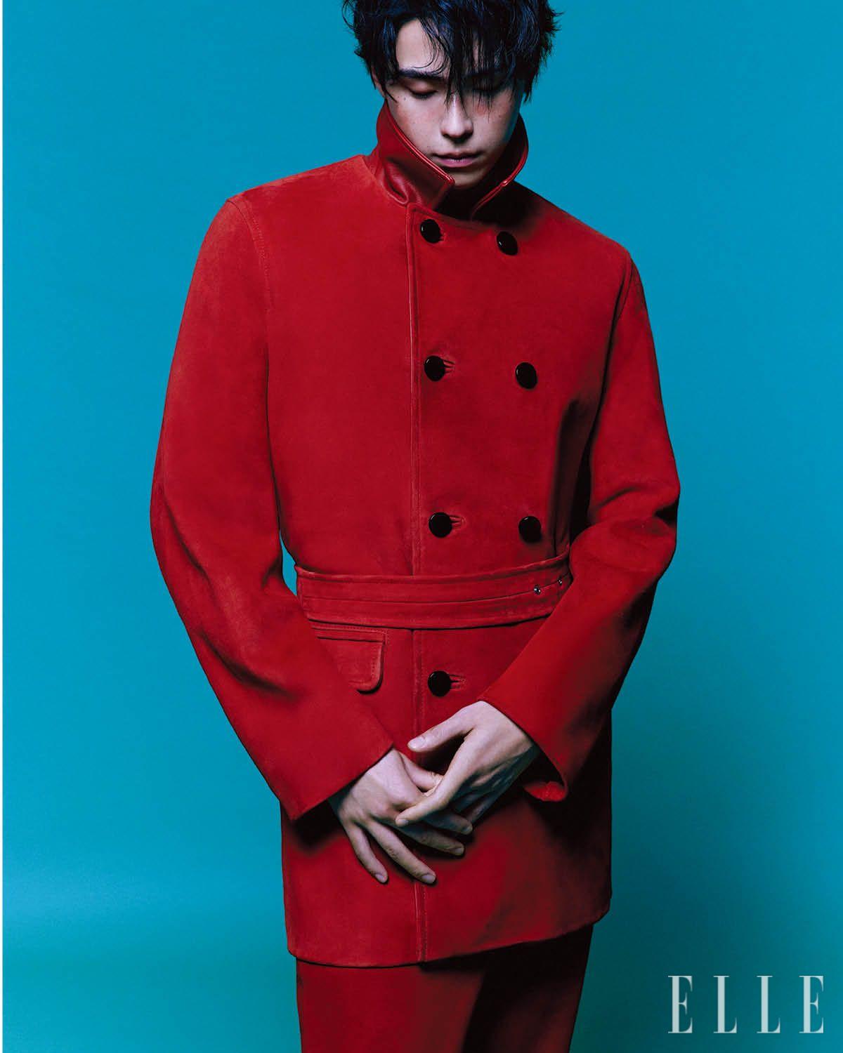 레드 재킷과 팬츠는 모두 Ernest W. Baker by 10 Corso Como Seoul. 실버 & 골드 로고 링은 모두 Diesel. 실버 카메로 링은 Enfants Riches Déprimés. 골드 이어 커프는 모두 Diesel.