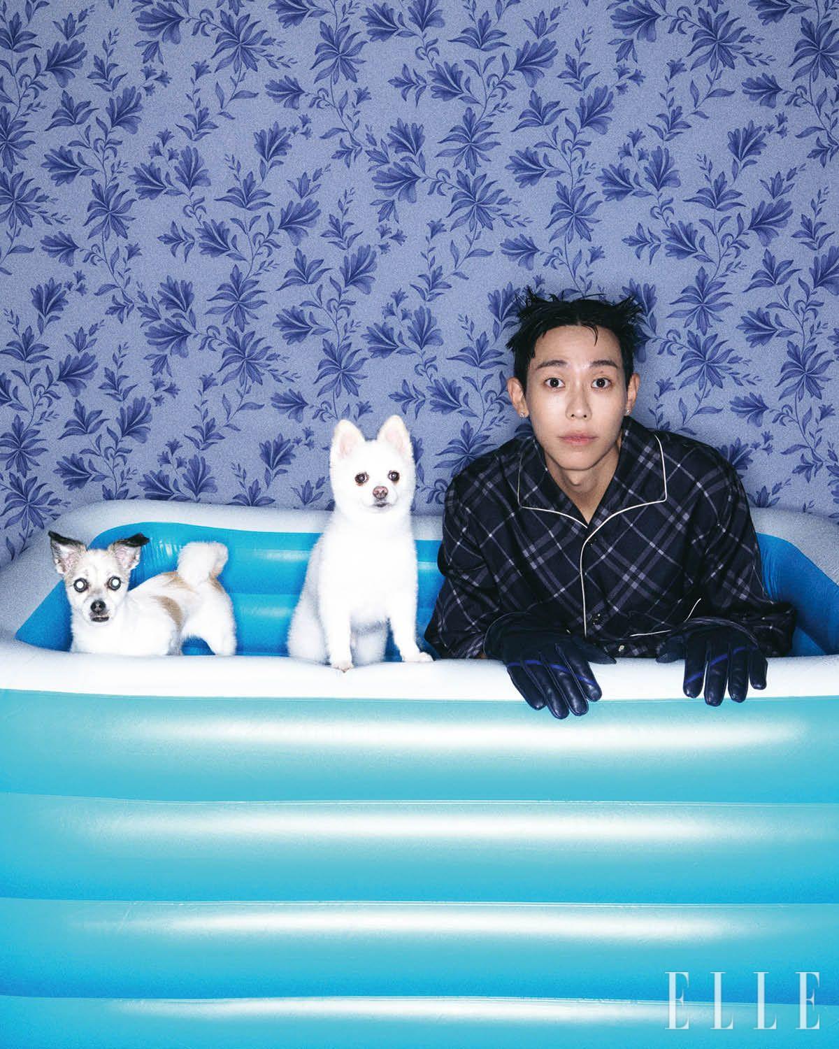 체크 셔츠와 레더 장갑은 모두 Burberry. 이어링은 본인 소장품.