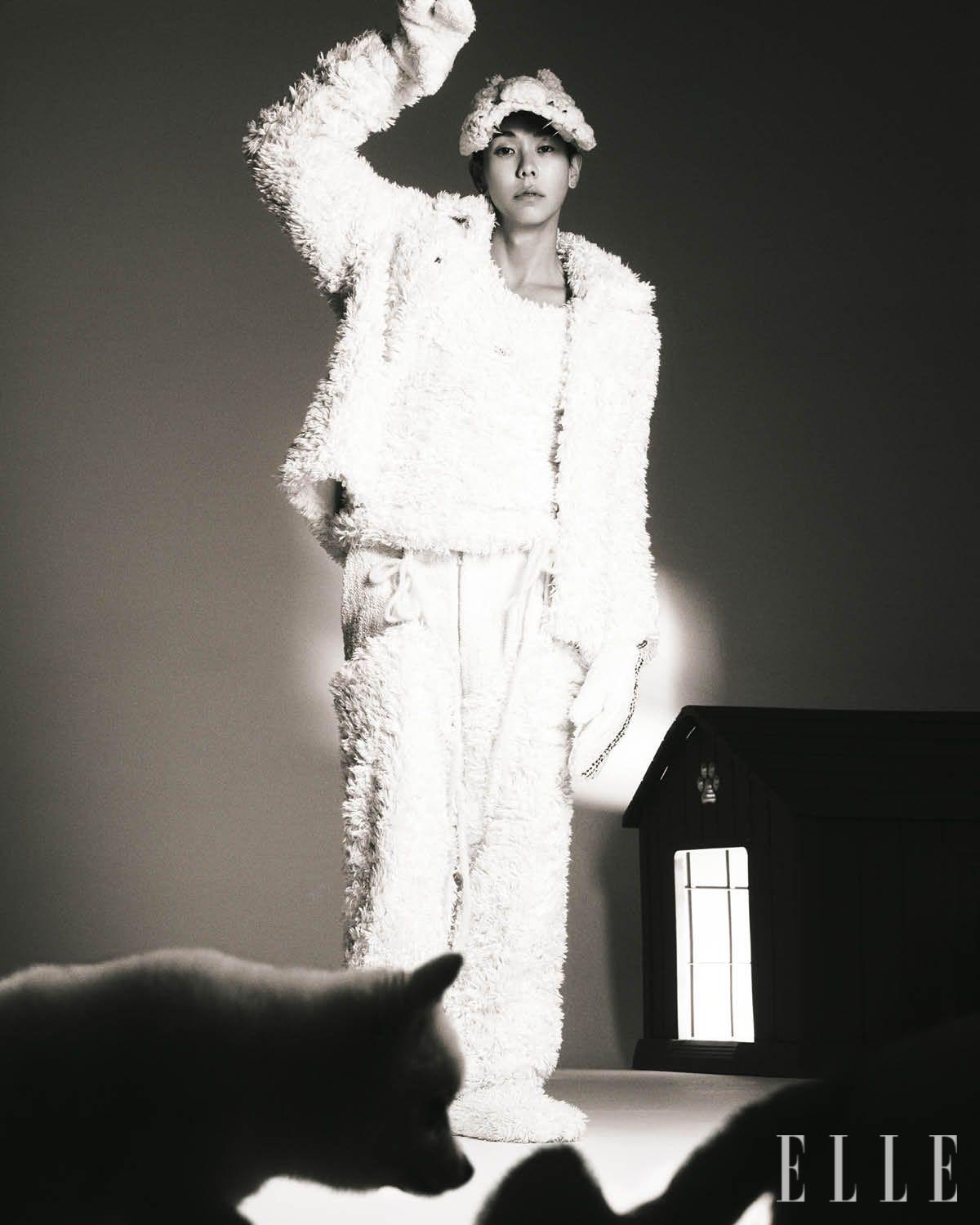 시어링 재킷과 톱, 팬츠, 장갑과 레그 워머는 모두 Young n Sang. 시어링 캡은 Easttank. 이어링은 본인 소장품.