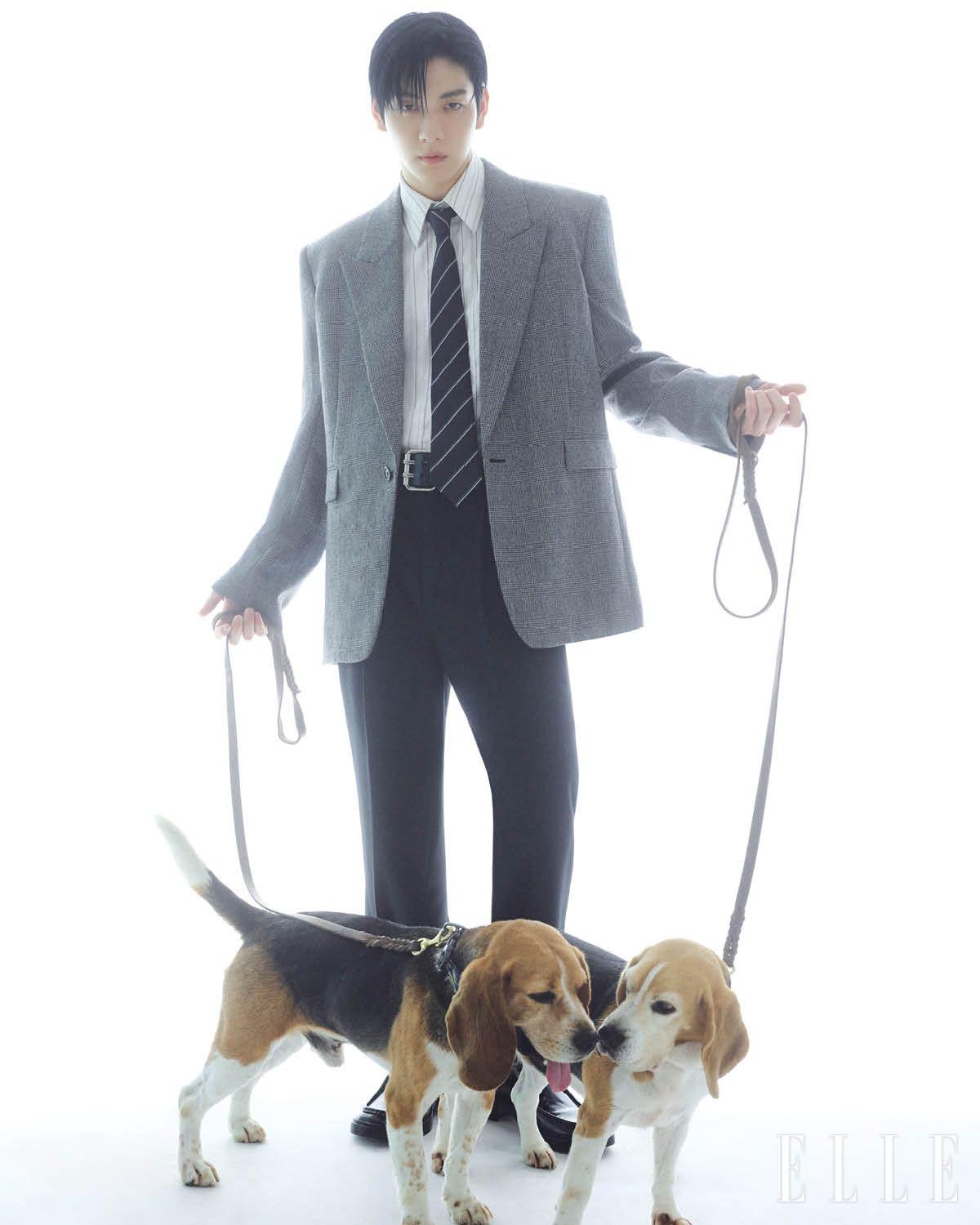 코트와 이너 웨어 셔츠, 팬츠, 타이, 벨트, 로퍼는 모두 Saint Laurent by Anthony Vaccarello. 