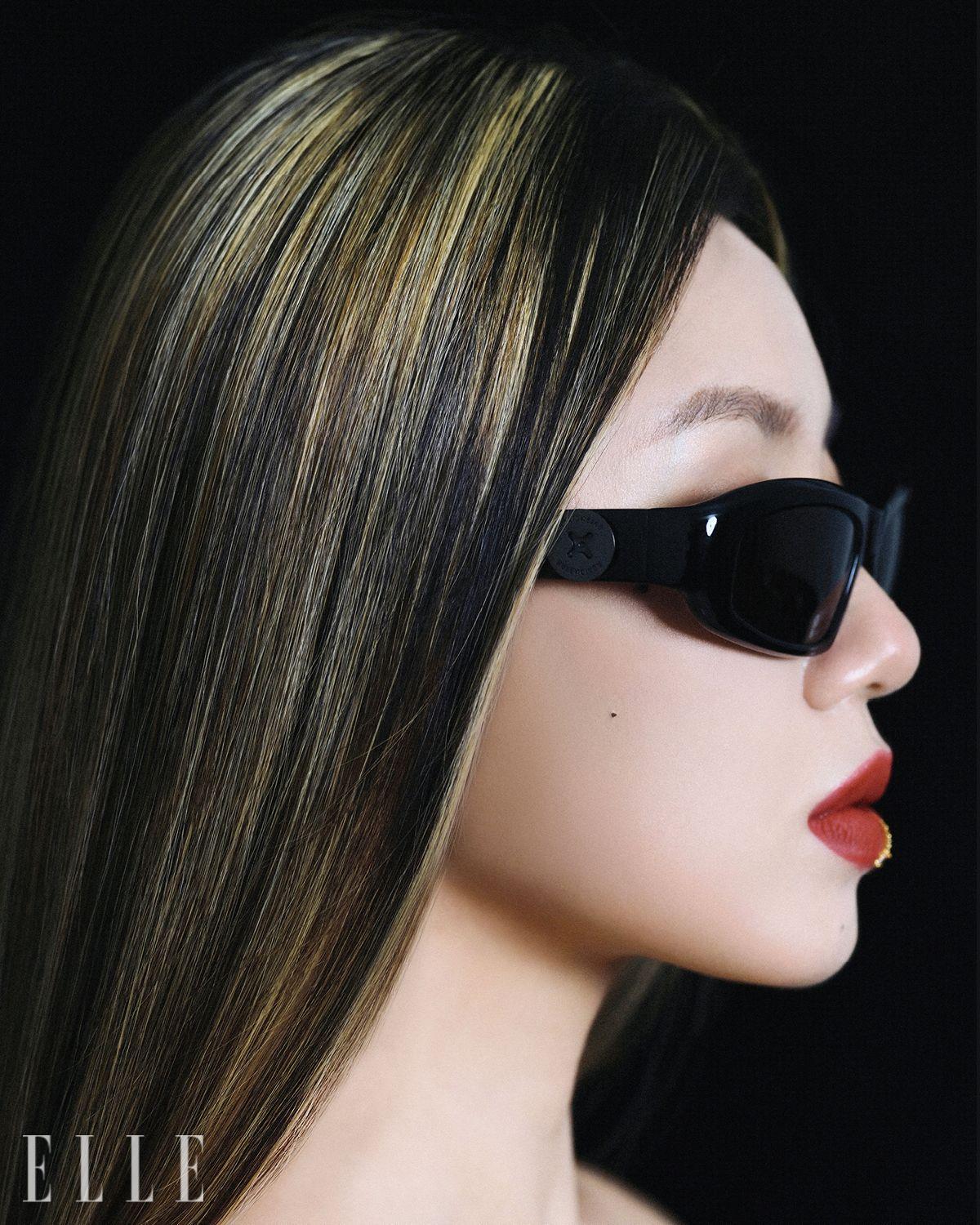 선글라스는 Balenciaga. 립 피어싱은 본인 소장품.