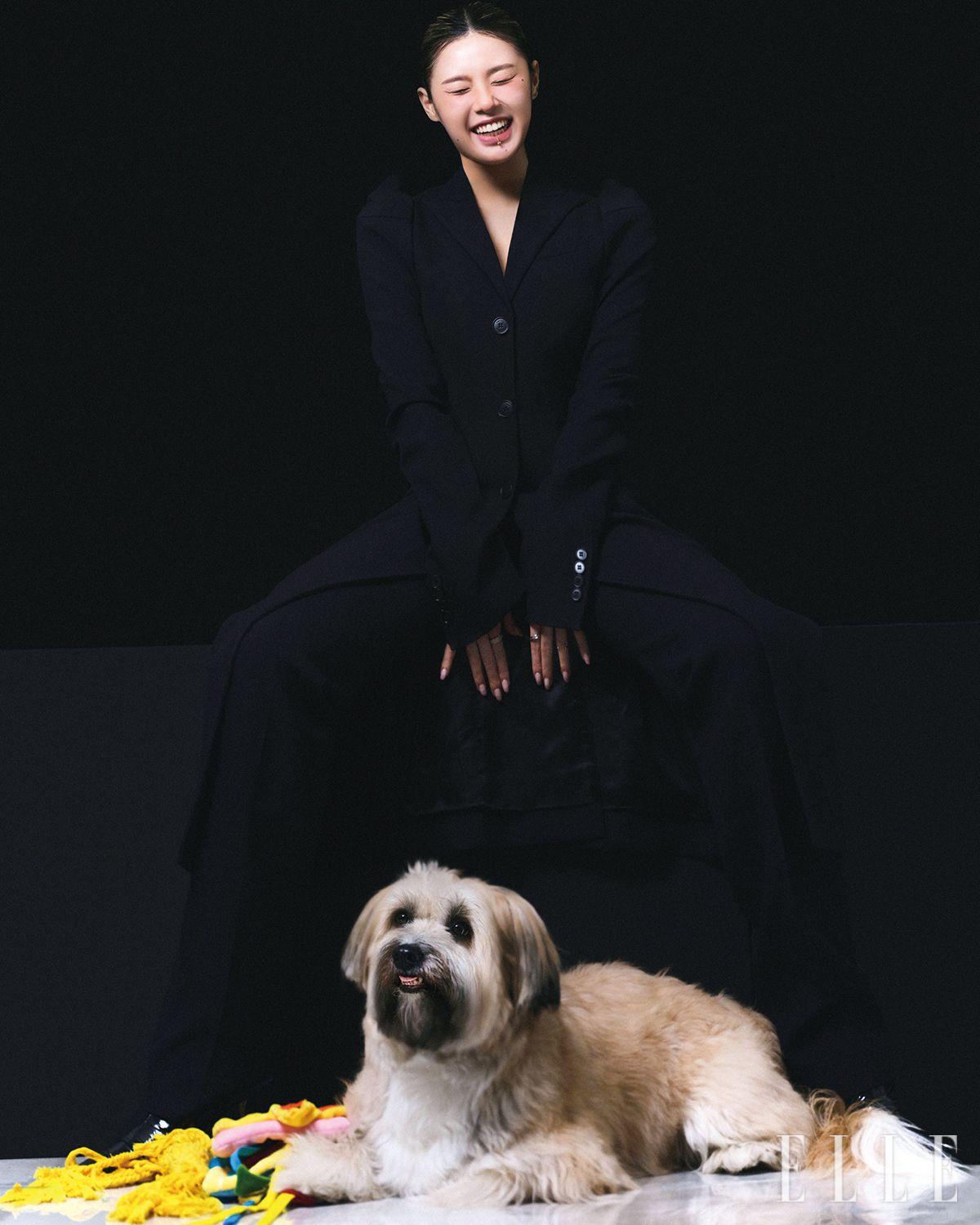 블랙 롱 코트와 블랙 팬츠는 모두 McQueen. 블랙 앵클부츠는 Maison Margiela. 오른손 검지 링은 Ofuse. 립 피어싱은 본인 소장품. 왼손 검지와 약지 링은 모두 스타일리스트 소장품.