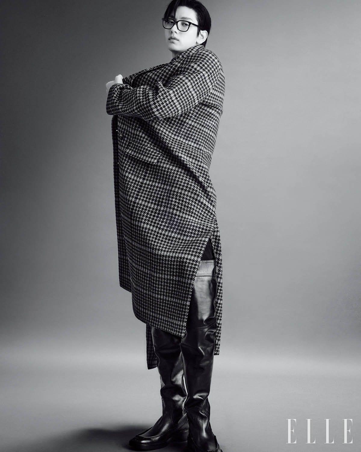 체크무늬 코트와 니트, 팬츠, 안경과 사이하이 부츠는 모두 Saint Laurent by Anthony Vaccarello.