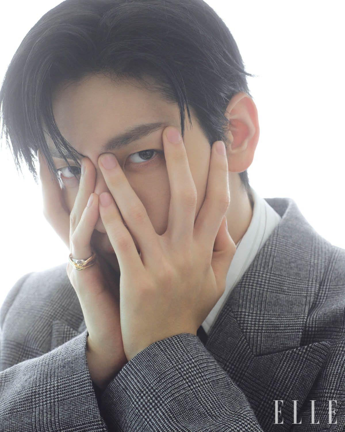 셔츠와 재킷은 Saint Laurent by Anthony Vaccarello.